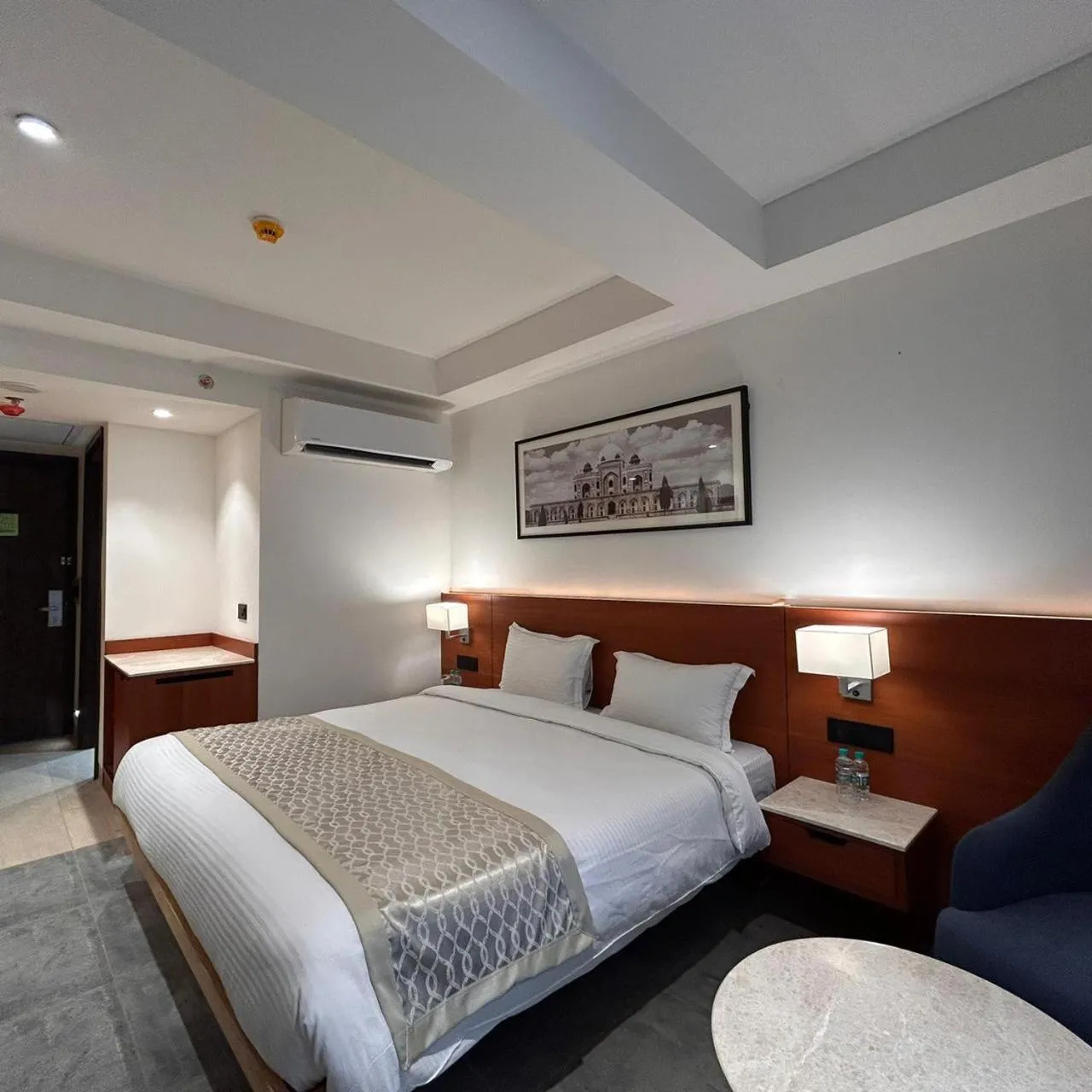 Living room, Bed in Best Western Maharani Bagh New Delhi