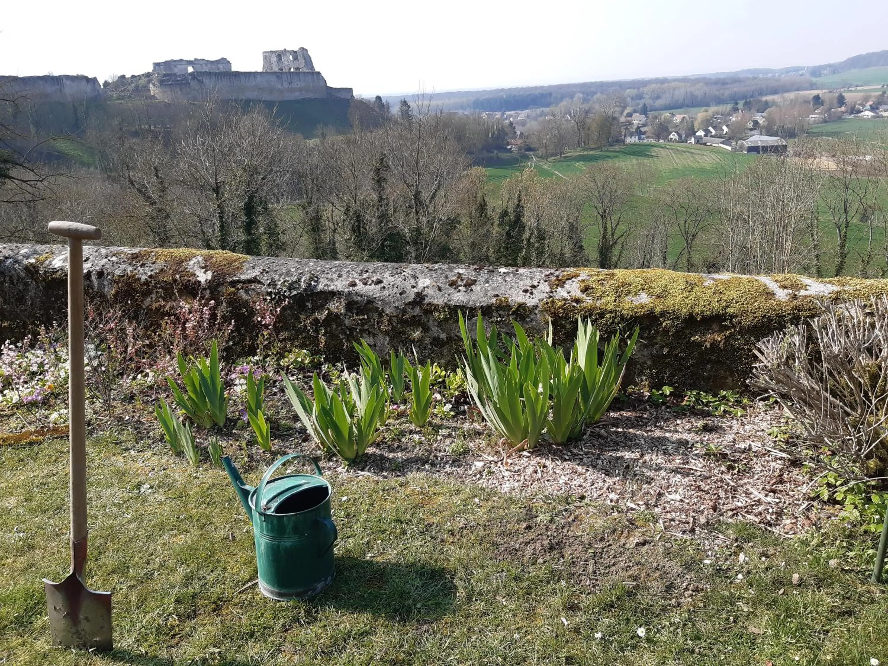 LOCATION à COUCY LE CHATEAU