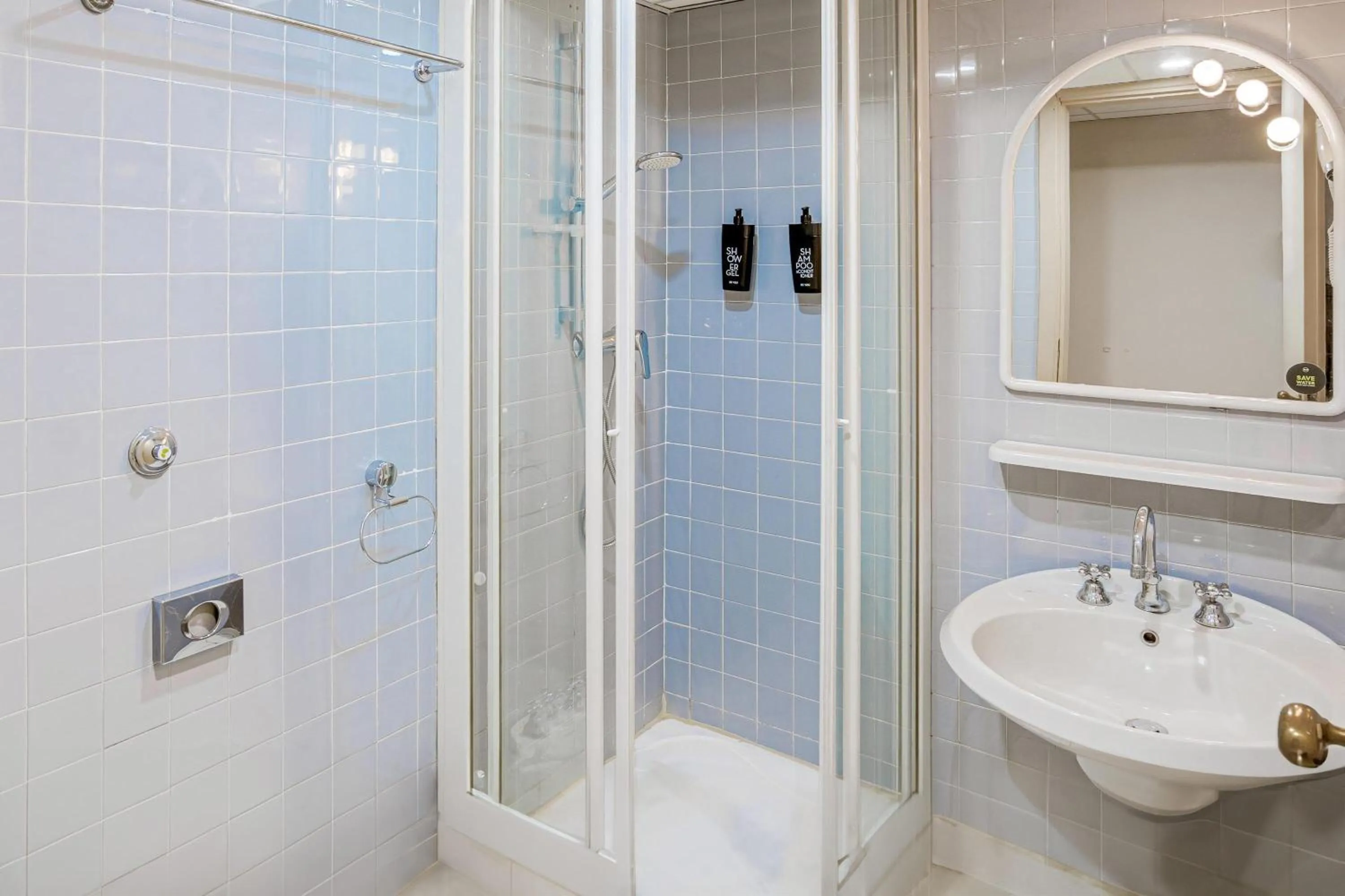 Bathroom in B&B HOTEL Fabriano Janus