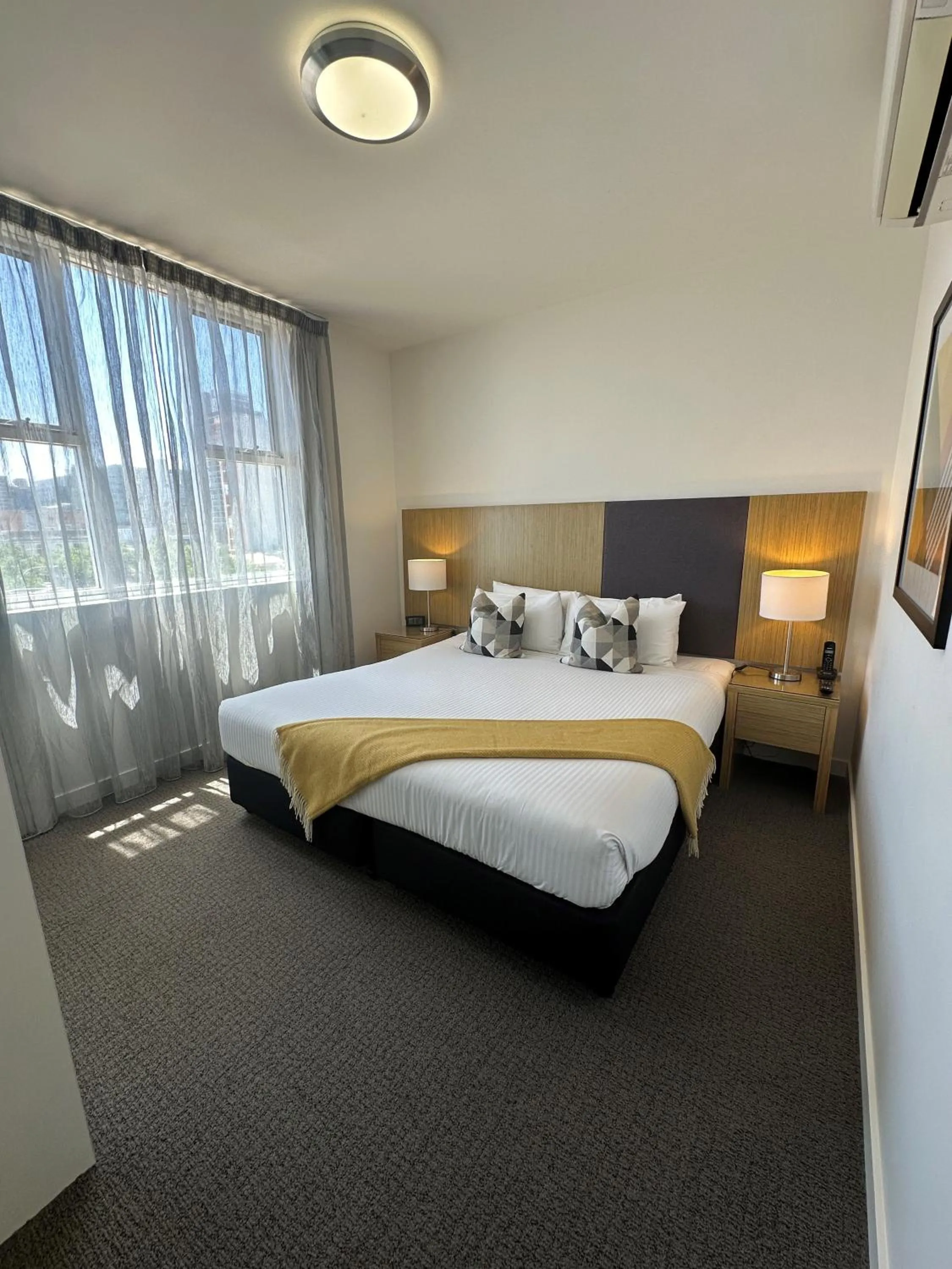 Bed in Quest King William South