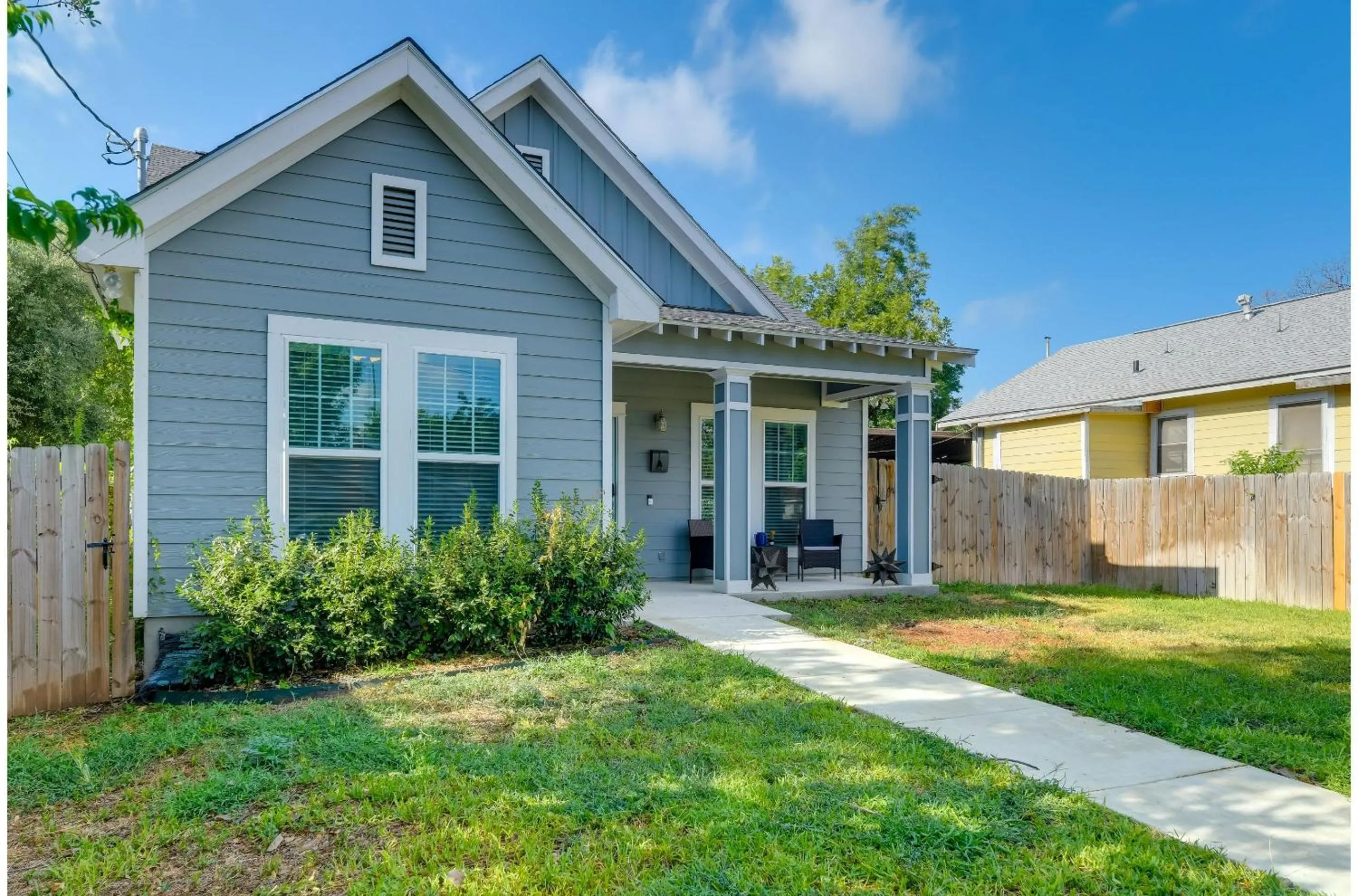 Centrally Located Stunning 3BR 2BA Near Downtown