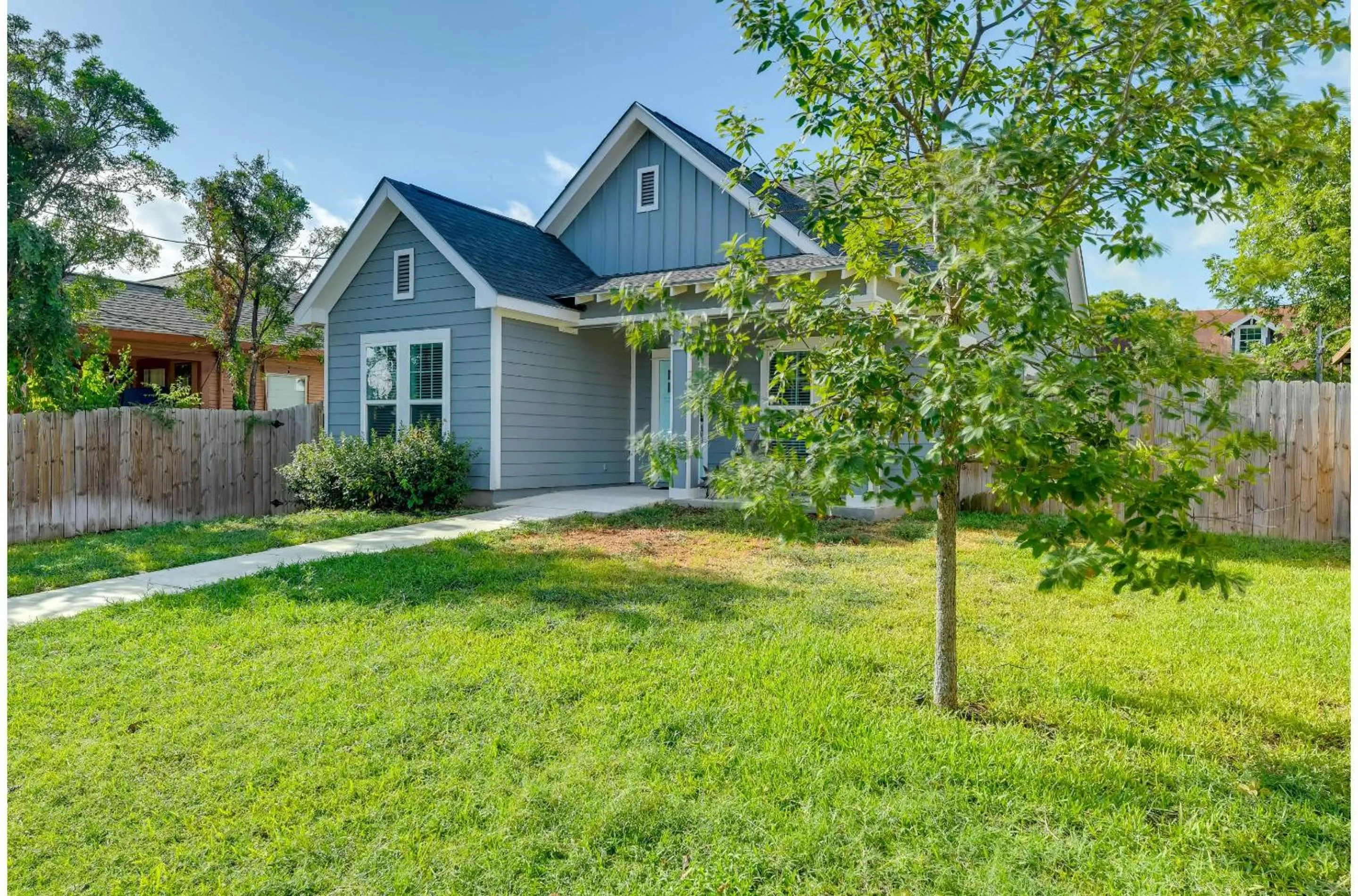 Centrally Located Stunning 3BR 2BA Near Downtown