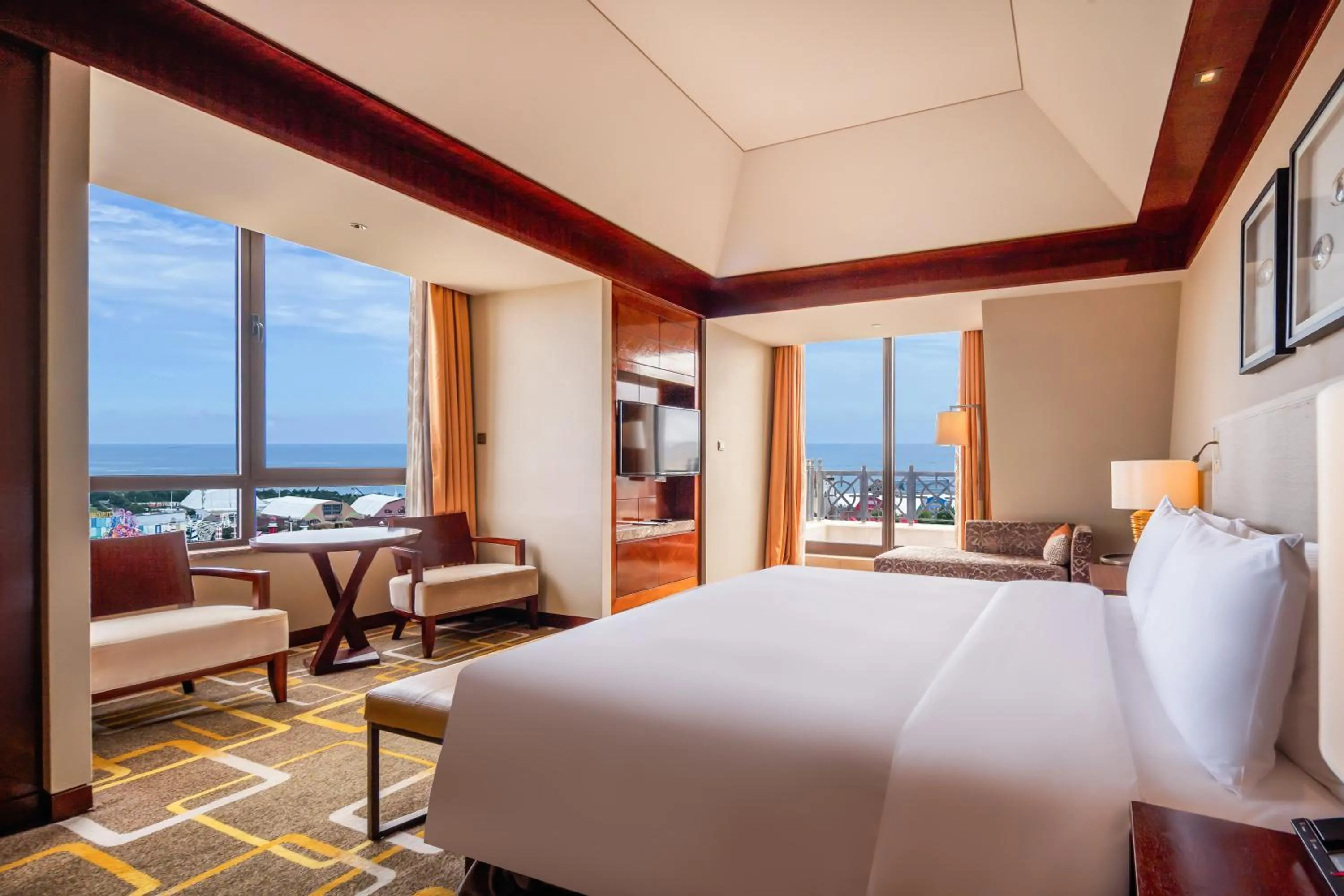 Property building, Bed in Hilton Qingdao Golden Beach 丨 10 mins' walk to Golden Beach and Beer City