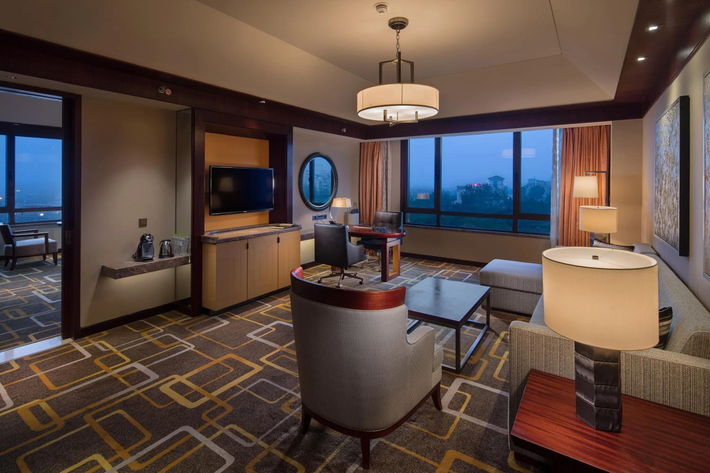 Living room in Hilton Qingdao Golden Beach 丨 10 mins' walk to Golden Beach and Beer City