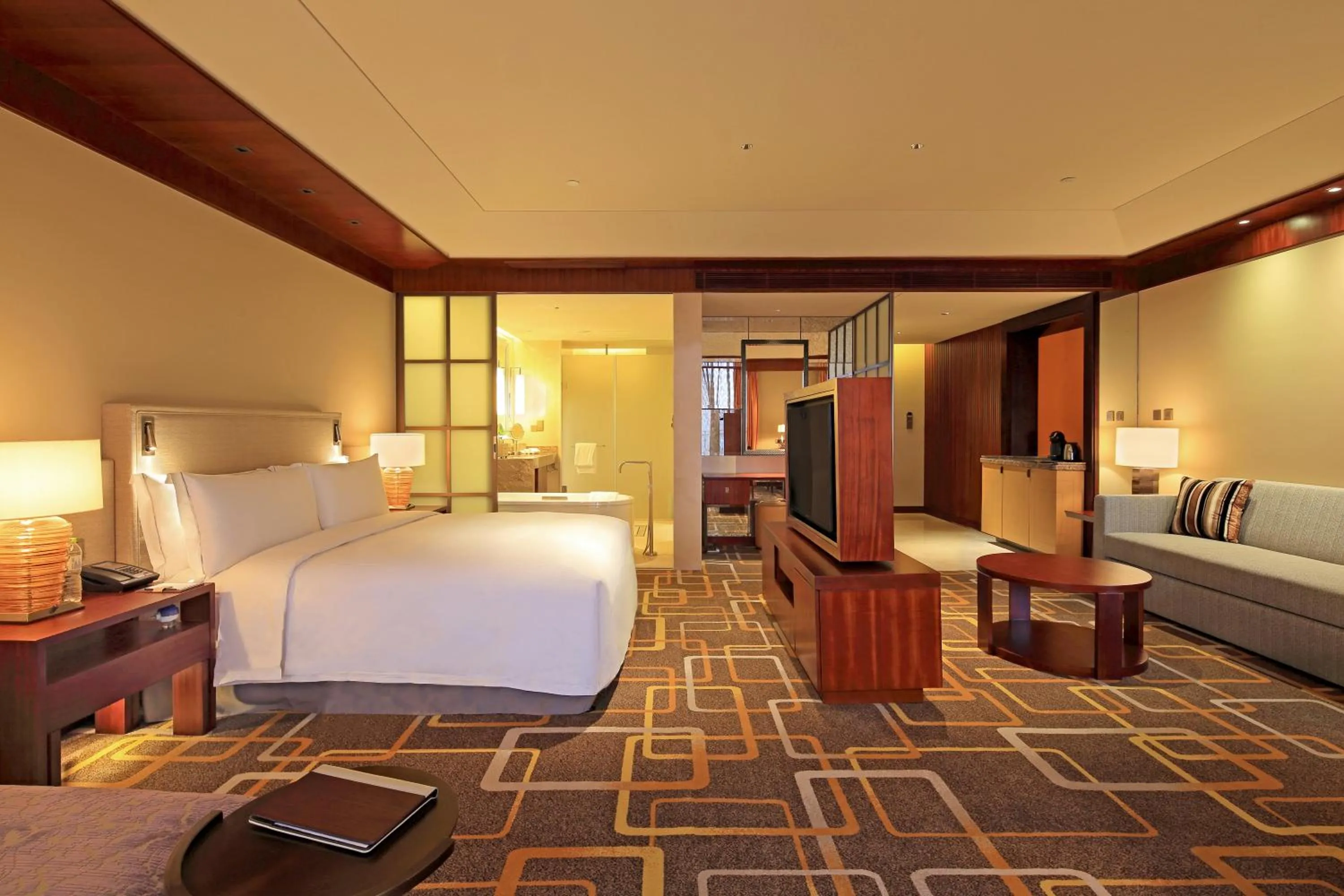 Bed in Hilton Qingdao Golden Beach 丨 10 mins' walk to Golden Beach and Beer City