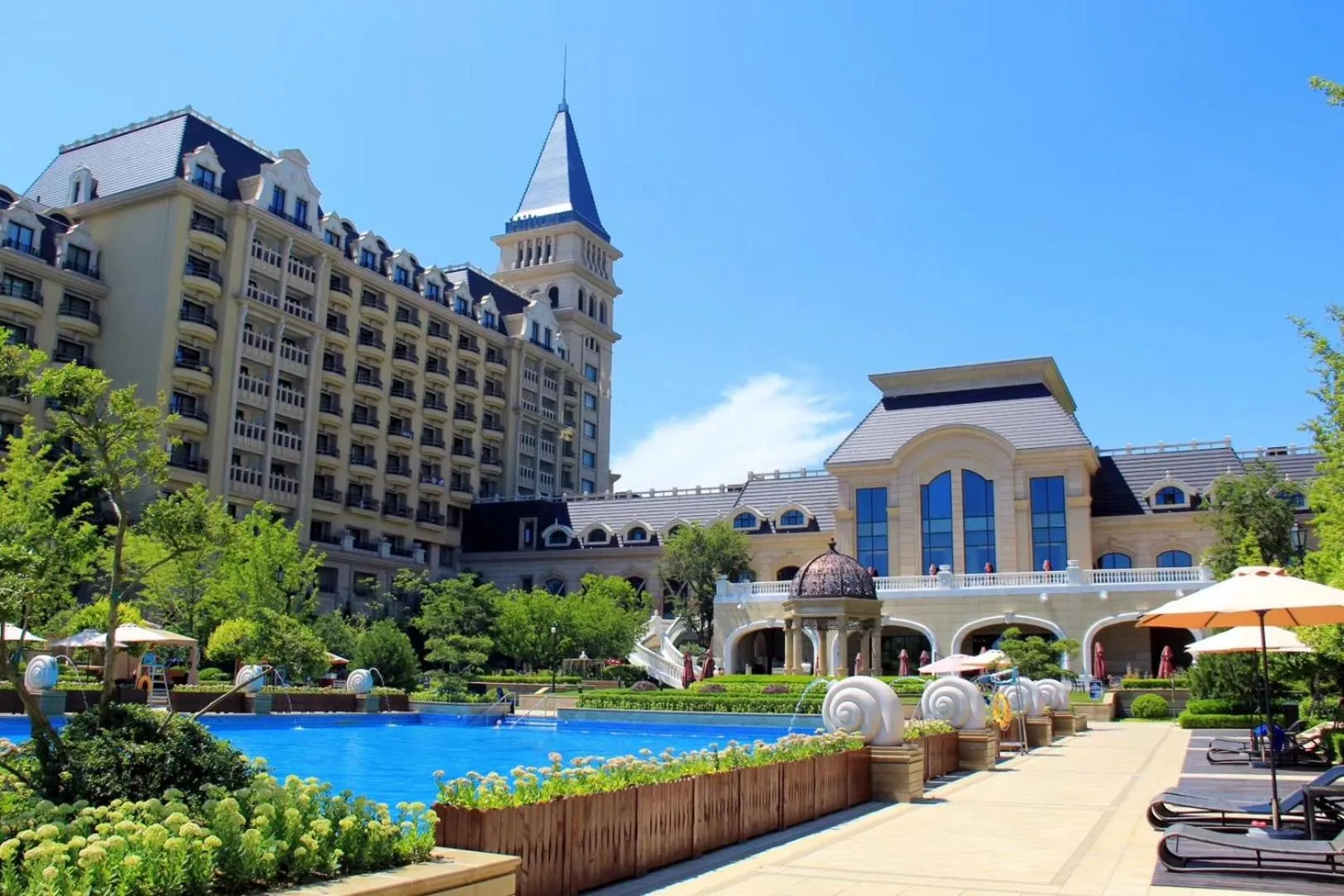 Swimming pool in Hilton Qingdao Golden Beach