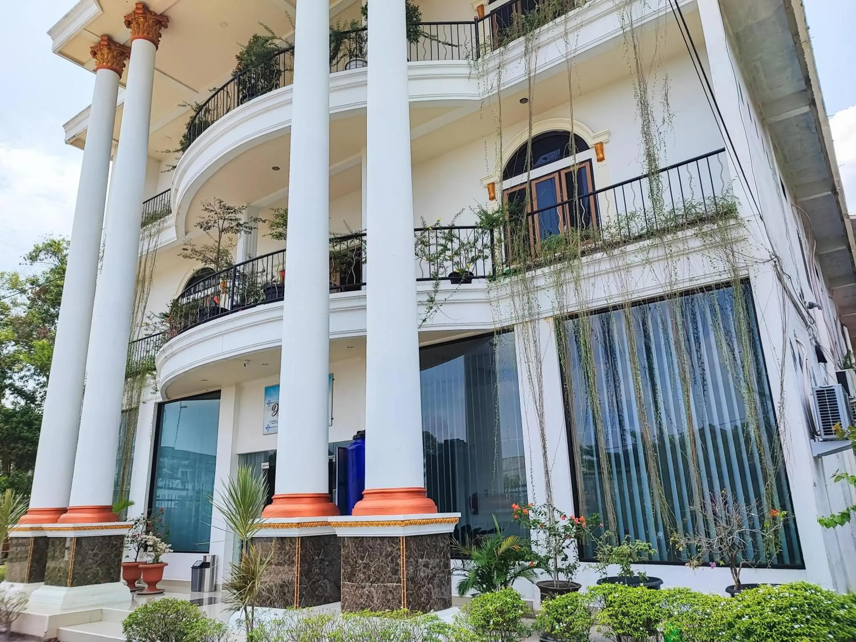 Property building in RedDoorz Plus Syariah near Simpang Rimbo Jambi Property building in RedDoorz Plus Syariah near Simpang Rimbo Jambi