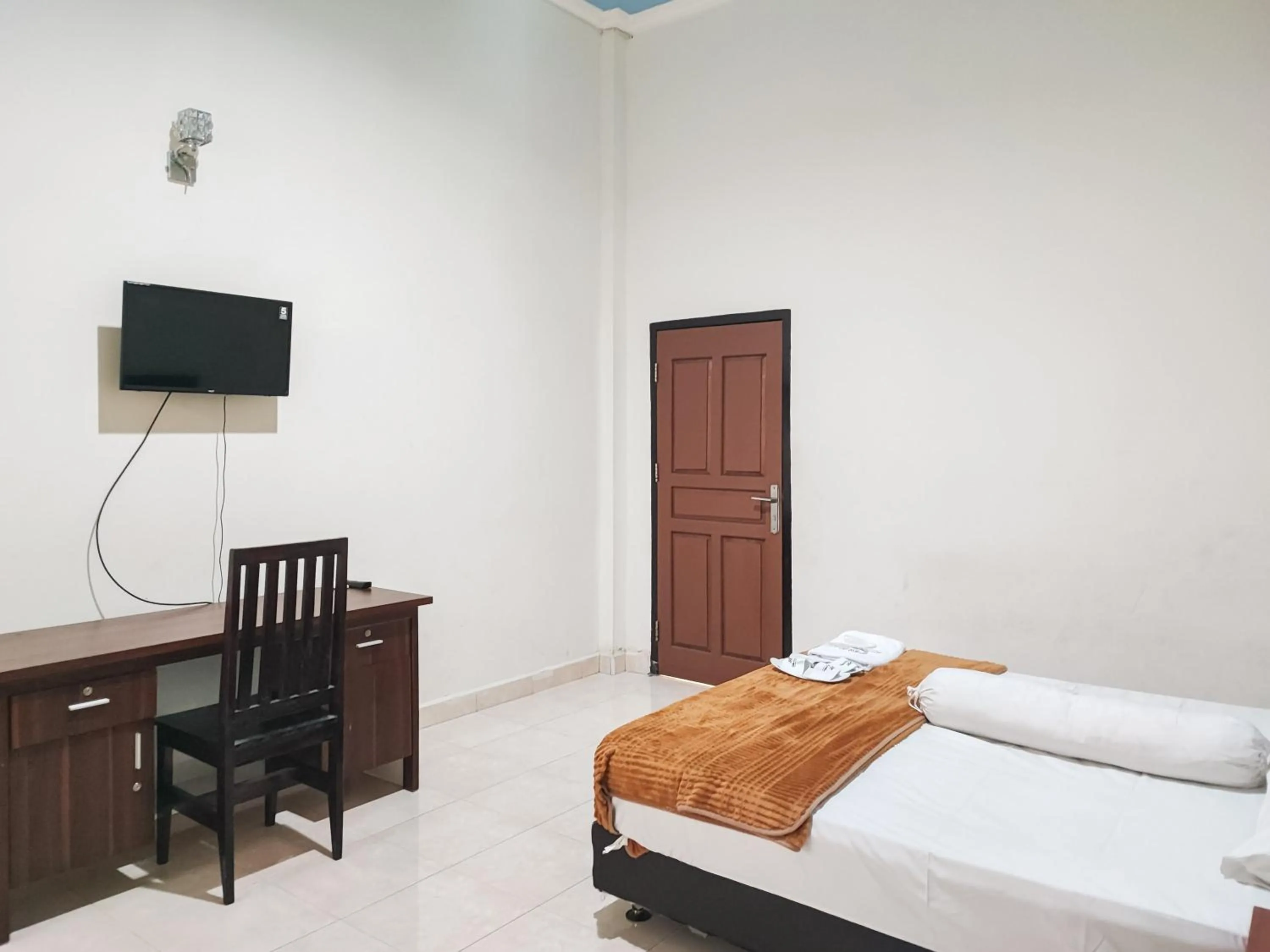 Bed in RedDoorz Plus Syariah near Simpang Rimbo Jambi 2