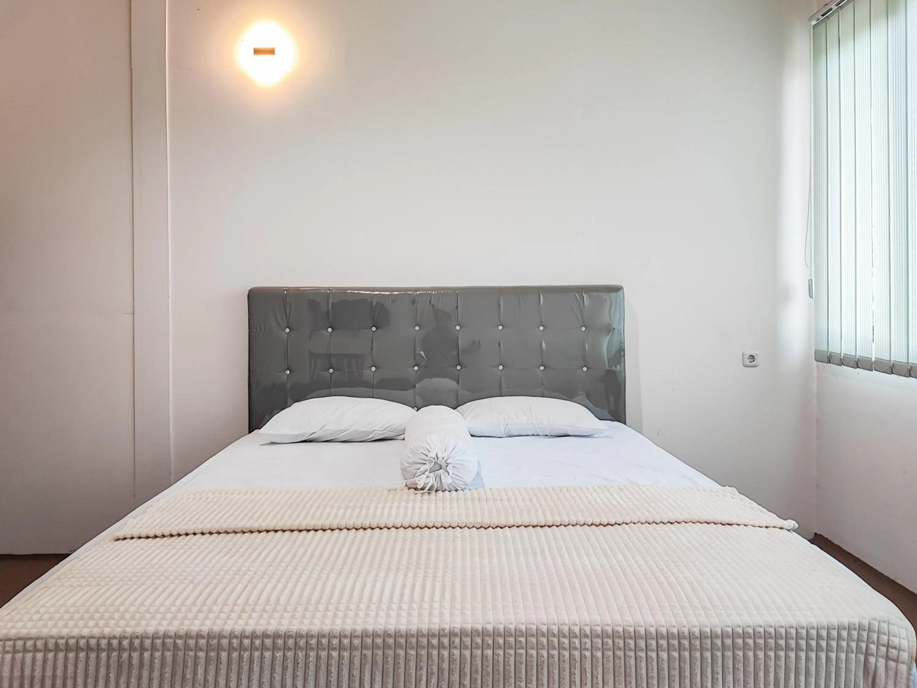 Bed in RedDoorz Plus Syariah near Simpang Rimbo Jambi 2