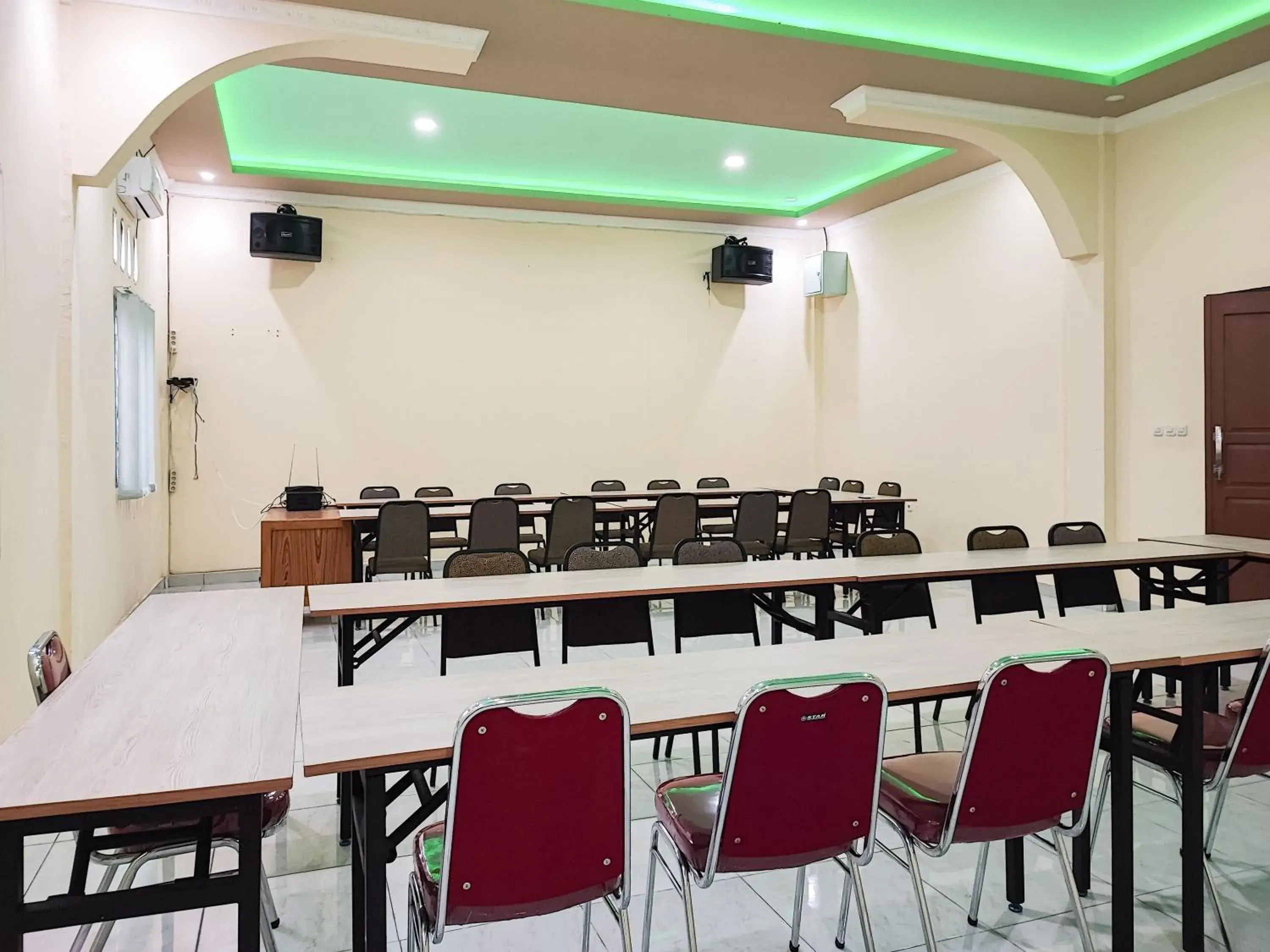 Restaurant/places to eat in RedDoorz Plus Syariah near Simpang Rimbo Jambi Restaurant/places to eat in RedDoorz Plus Syariah near Simpang Rimbo Jambi