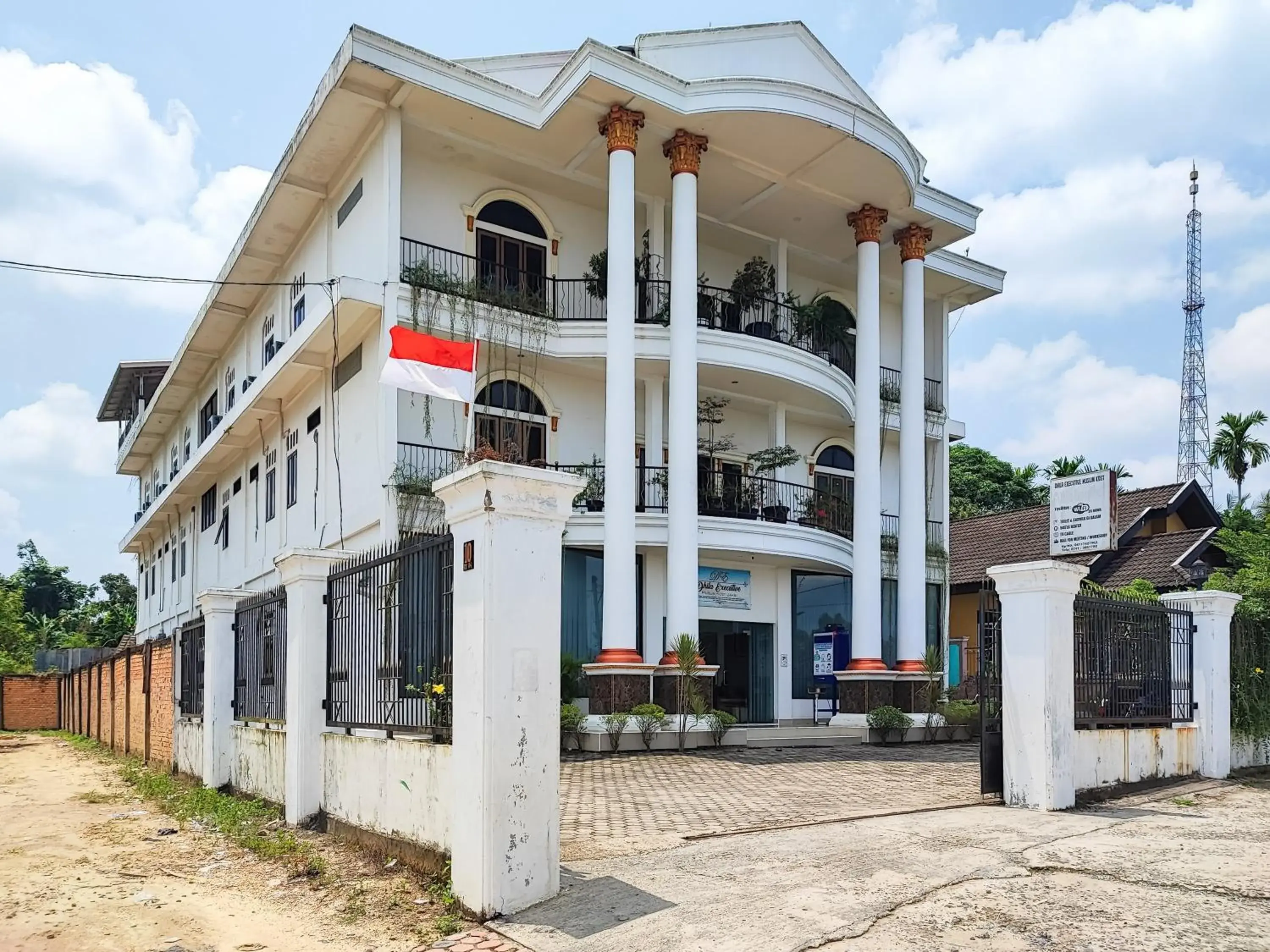 Property building in RedDoorz Plus Syariah near Simpang Rimbo Jambi 2 Property building in RedDoorz Plus Syariah near Simpang Rimbo Jambi 2