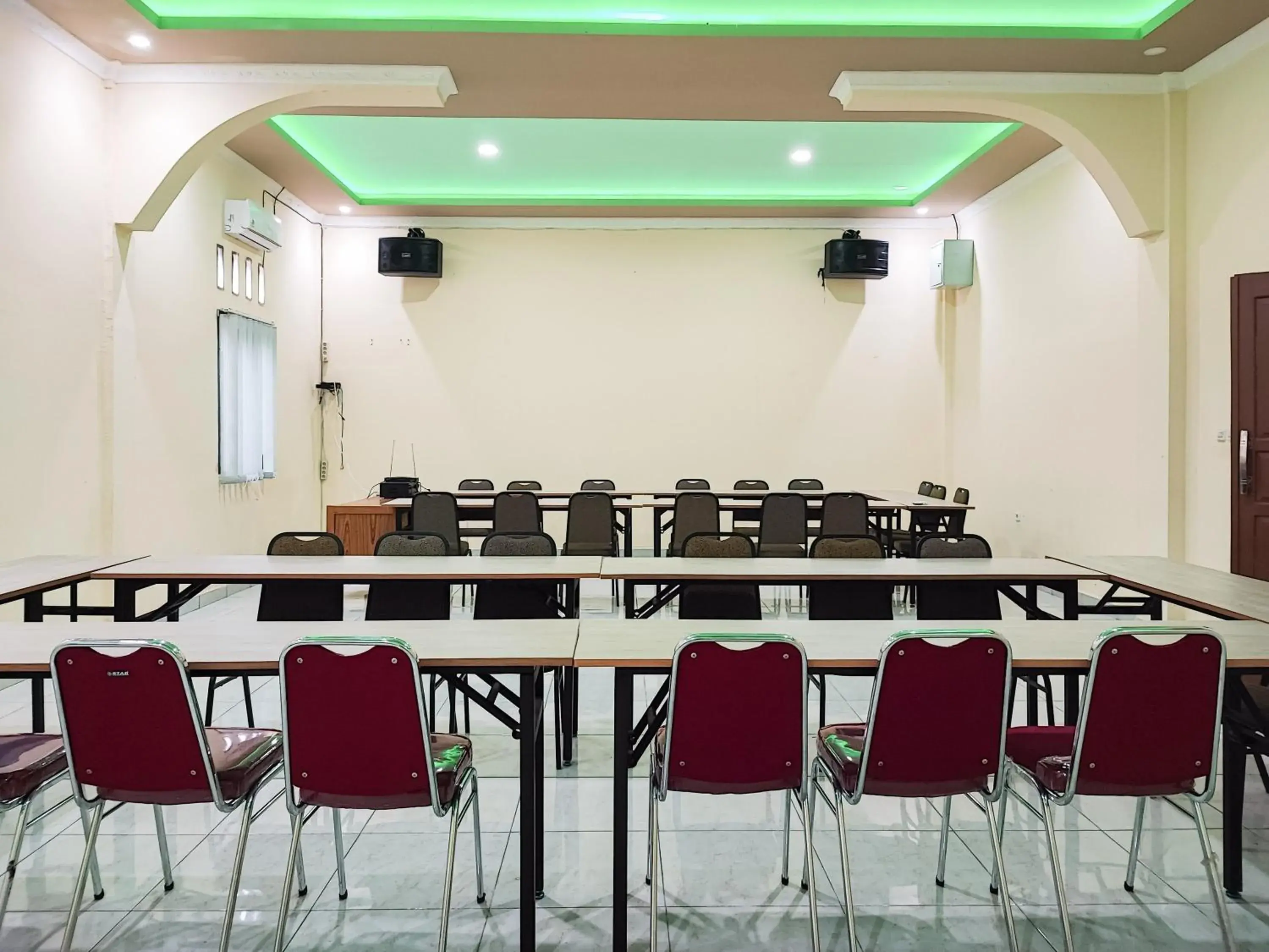 Restaurant/places to eat in RedDoorz Plus Syariah near Simpang Rimbo Jambi Restaurant/places to eat in RedDoorz Plus Syariah near Simpang Rimbo Jambi