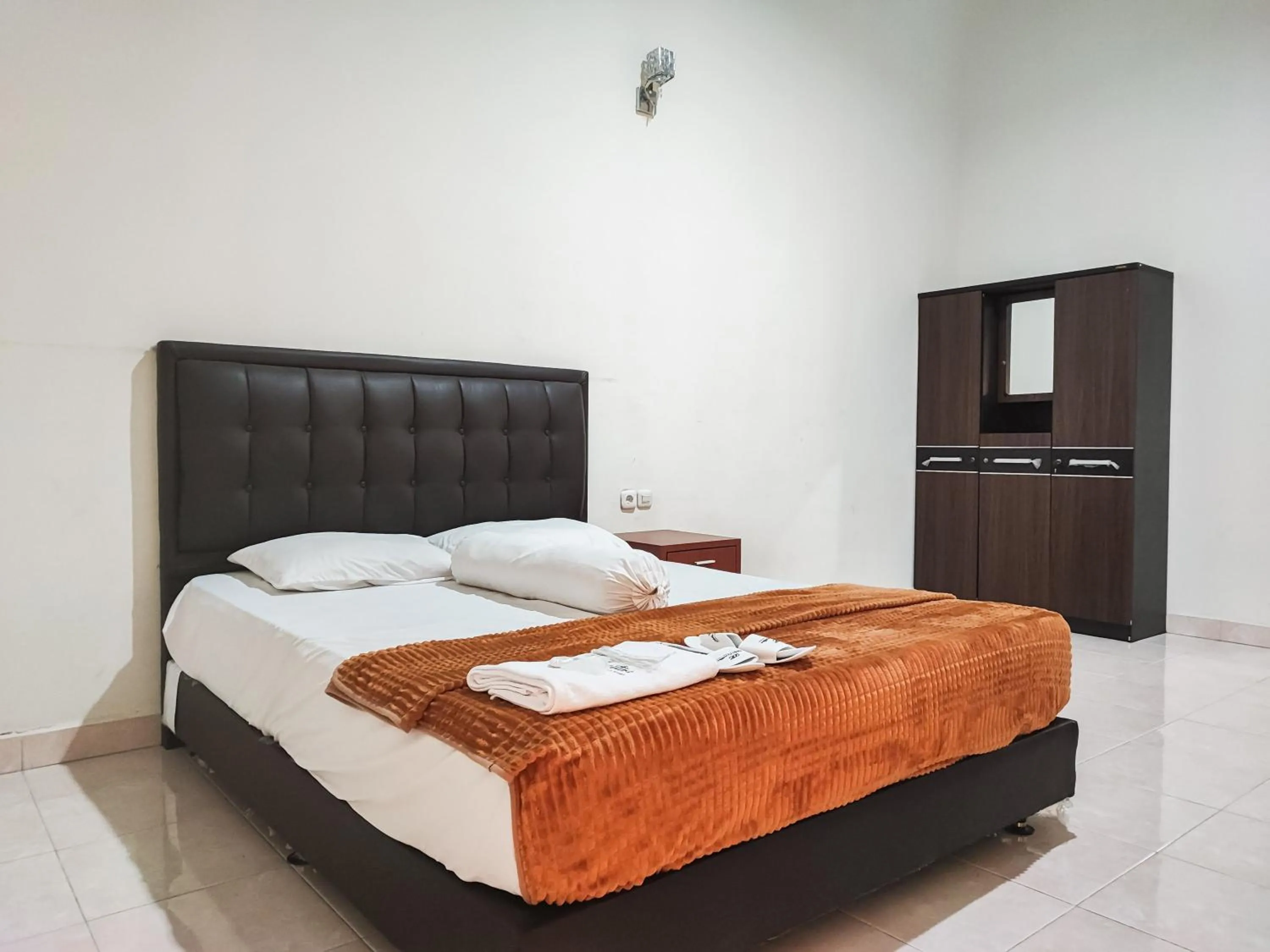 Bed in RedDoorz Plus Syariah near Simpang Rimbo Jambi 2