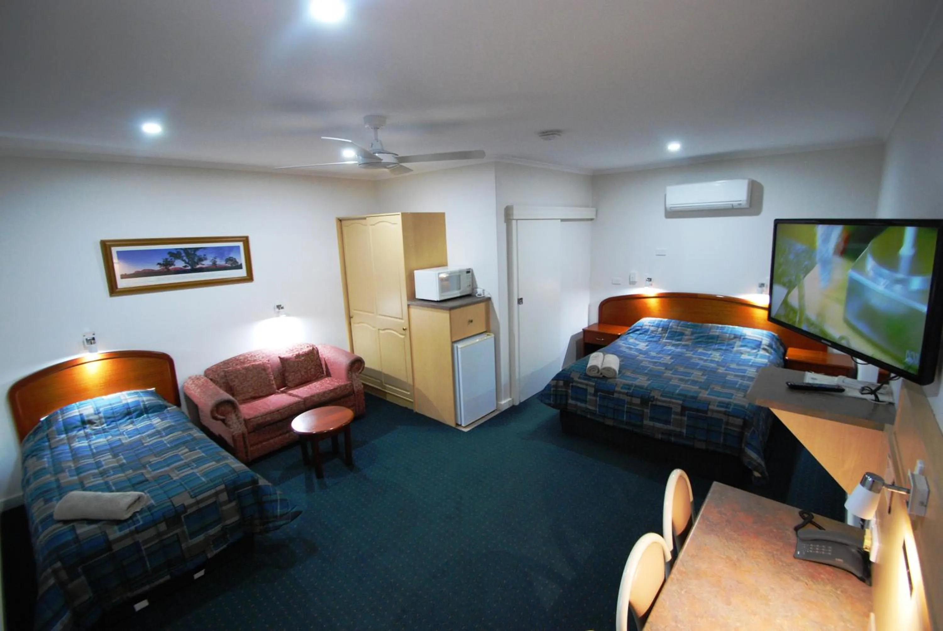 Photo of the whole room, Bed in Comfort Inn & Suites Augusta Westside