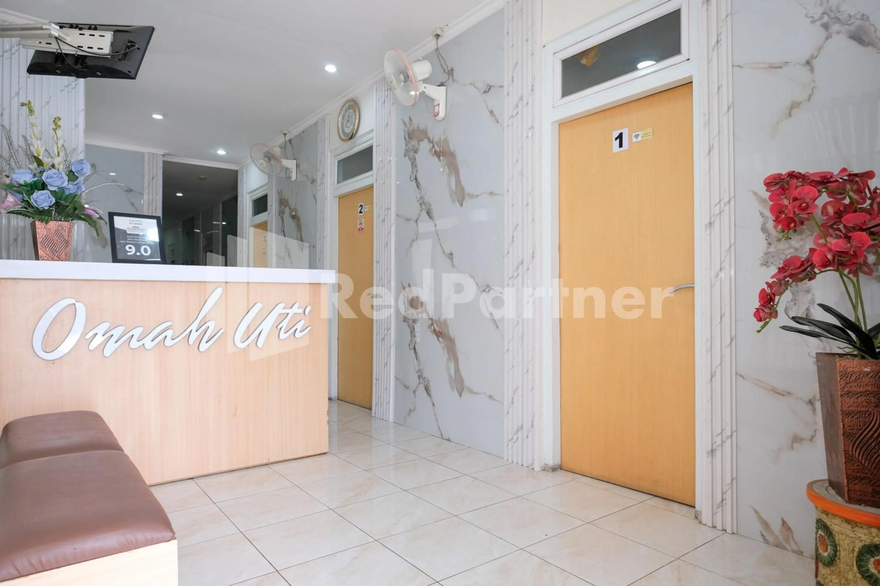 Lobby or reception in Oma Uti Syariah Mitra RedDoorz near Stasiun Lempuyangan