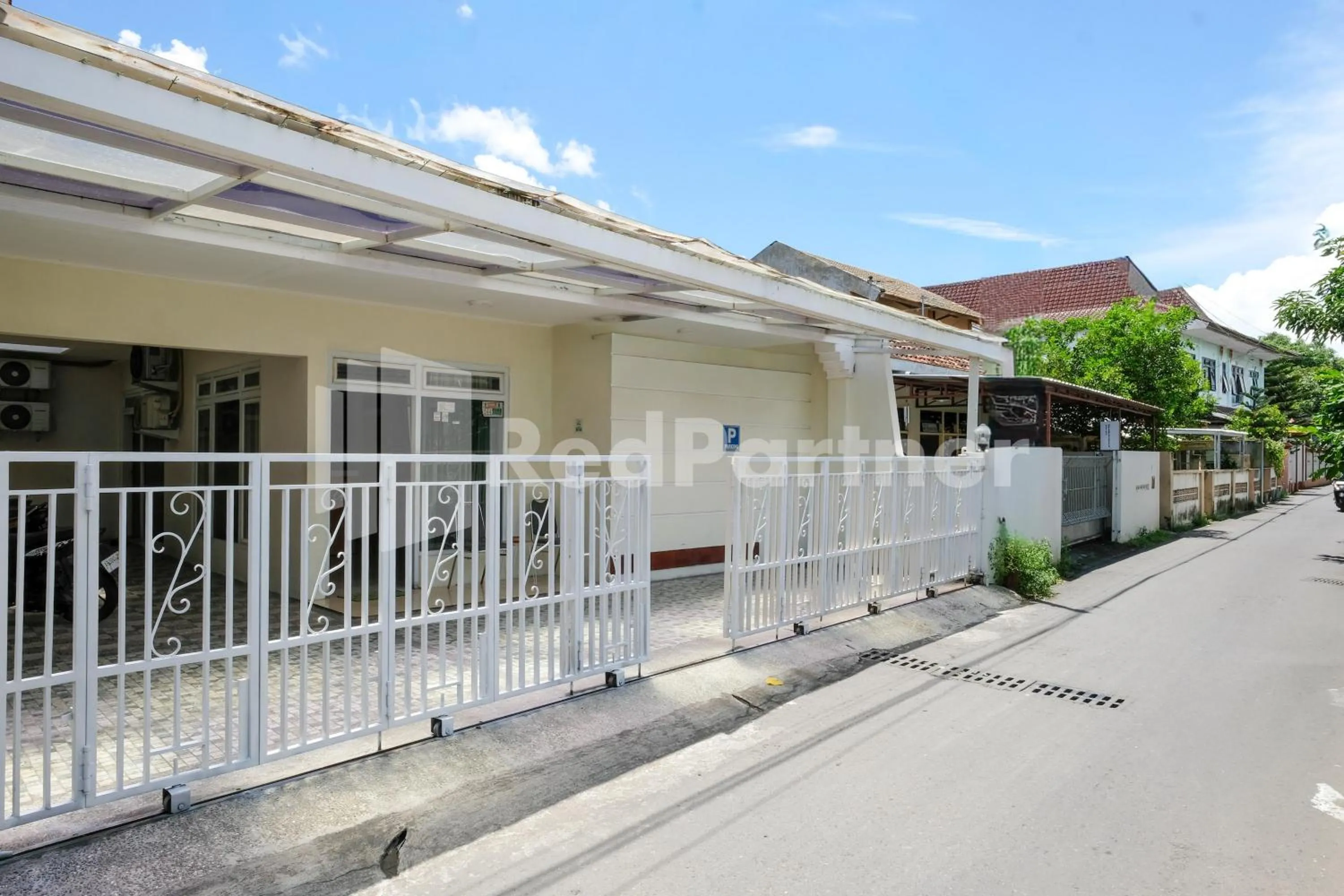 Facade/entrance in Oma Uti Syariah Mitra RedDoorz near Stasiun Lempuyangan