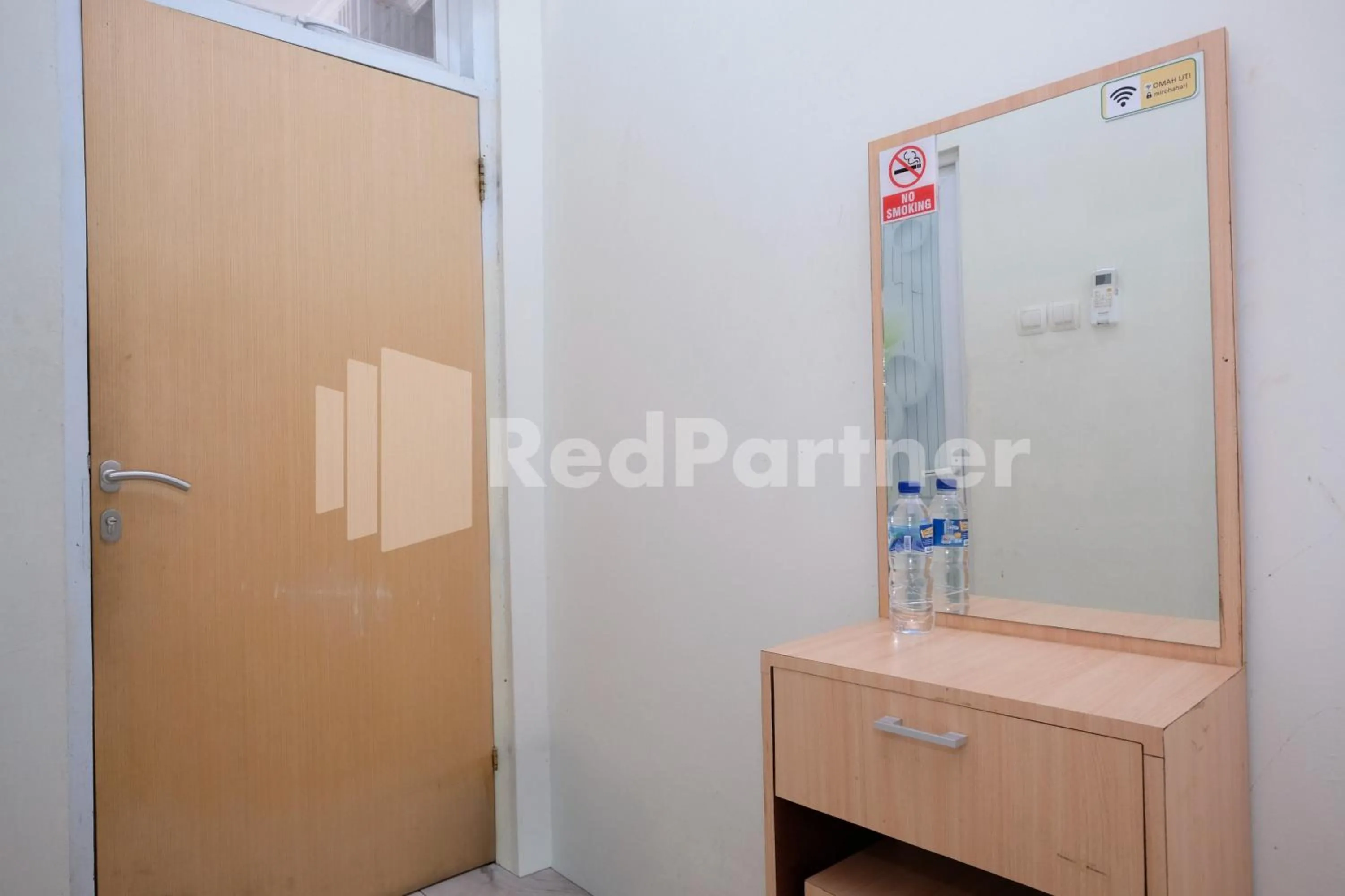 Bathroom in Oma Uti Syariah Mitra RedDoorz near Stasiun Lempuyangan