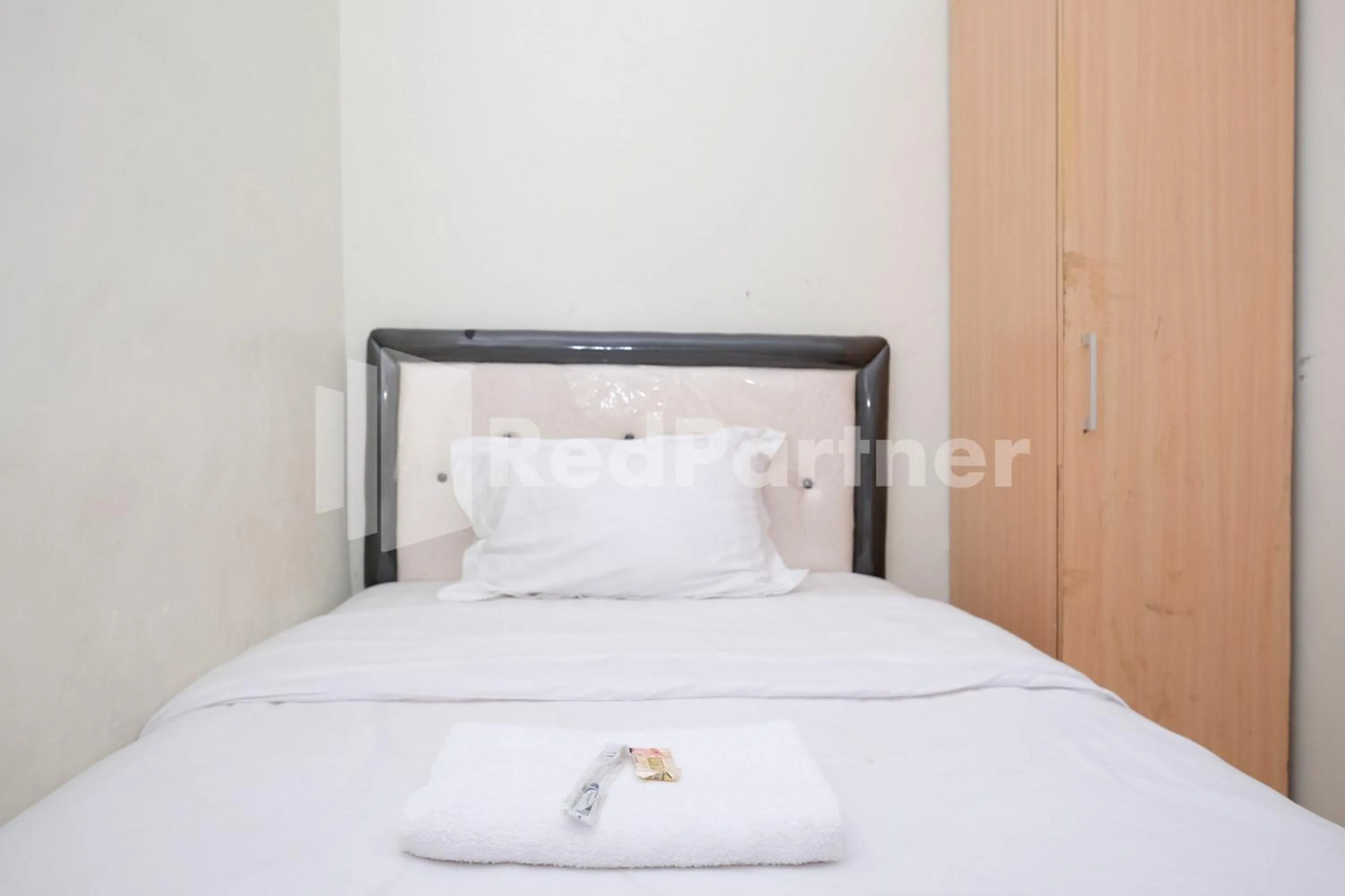 Bedroom, Bed in Oma Uti Syariah Mitra RedDoorz near Stasiun Lempuyangan