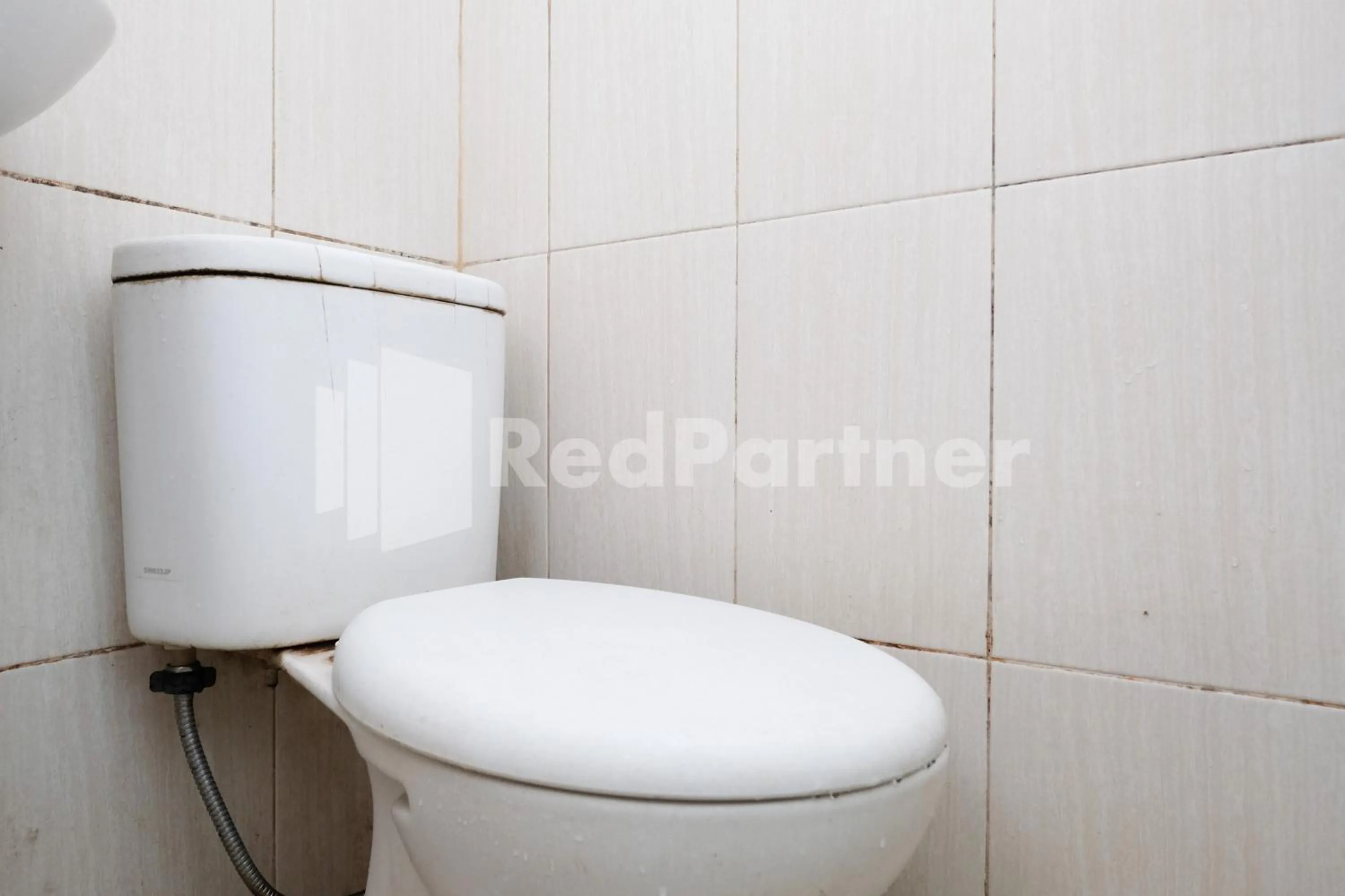Bathroom in Oma Uti Syariah Mitra RedDoorz near Stasiun Lempuyangan