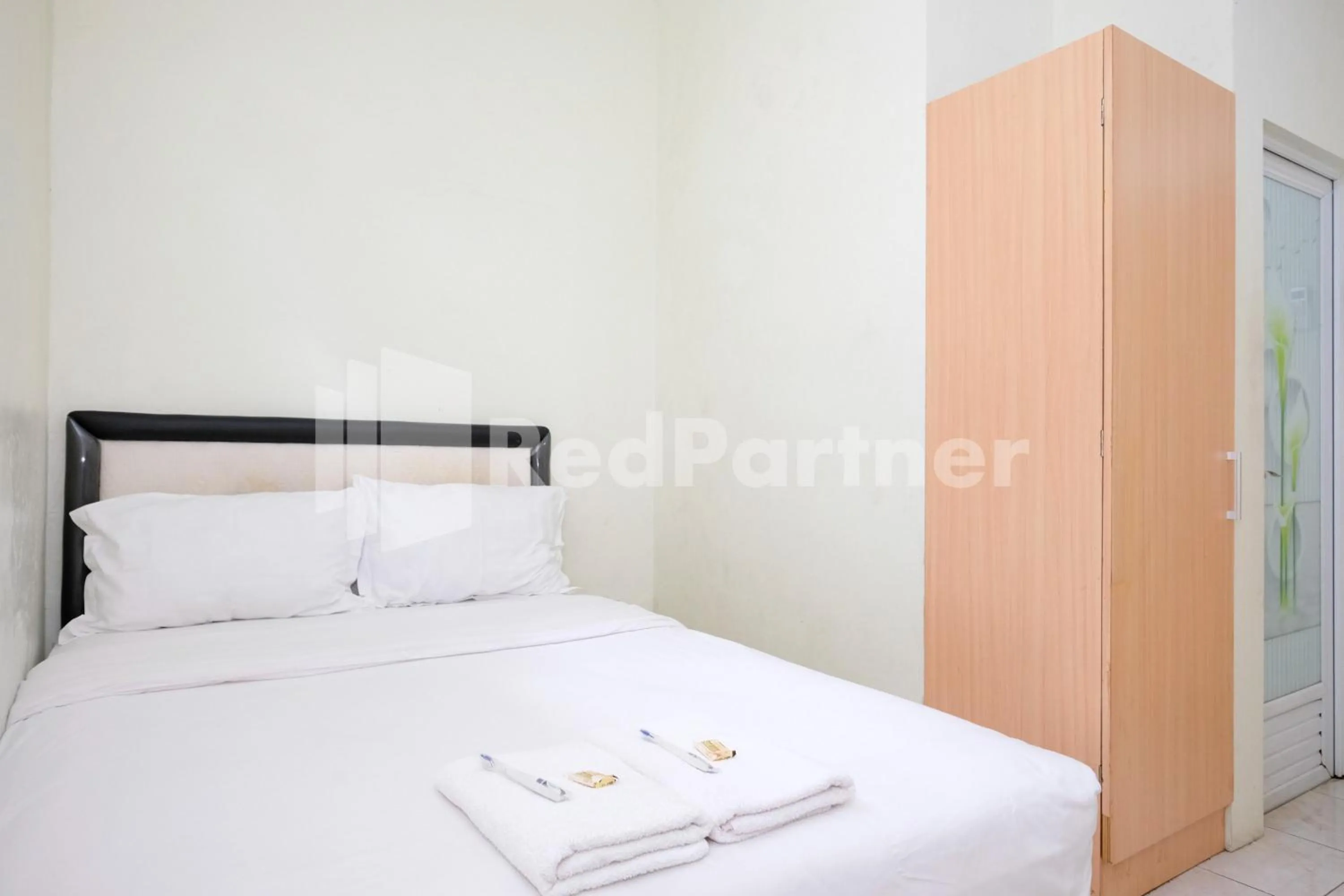 Bedroom, Bed in Oma Uti Syariah Mitra RedDoorz near Stasiun Lempuyangan