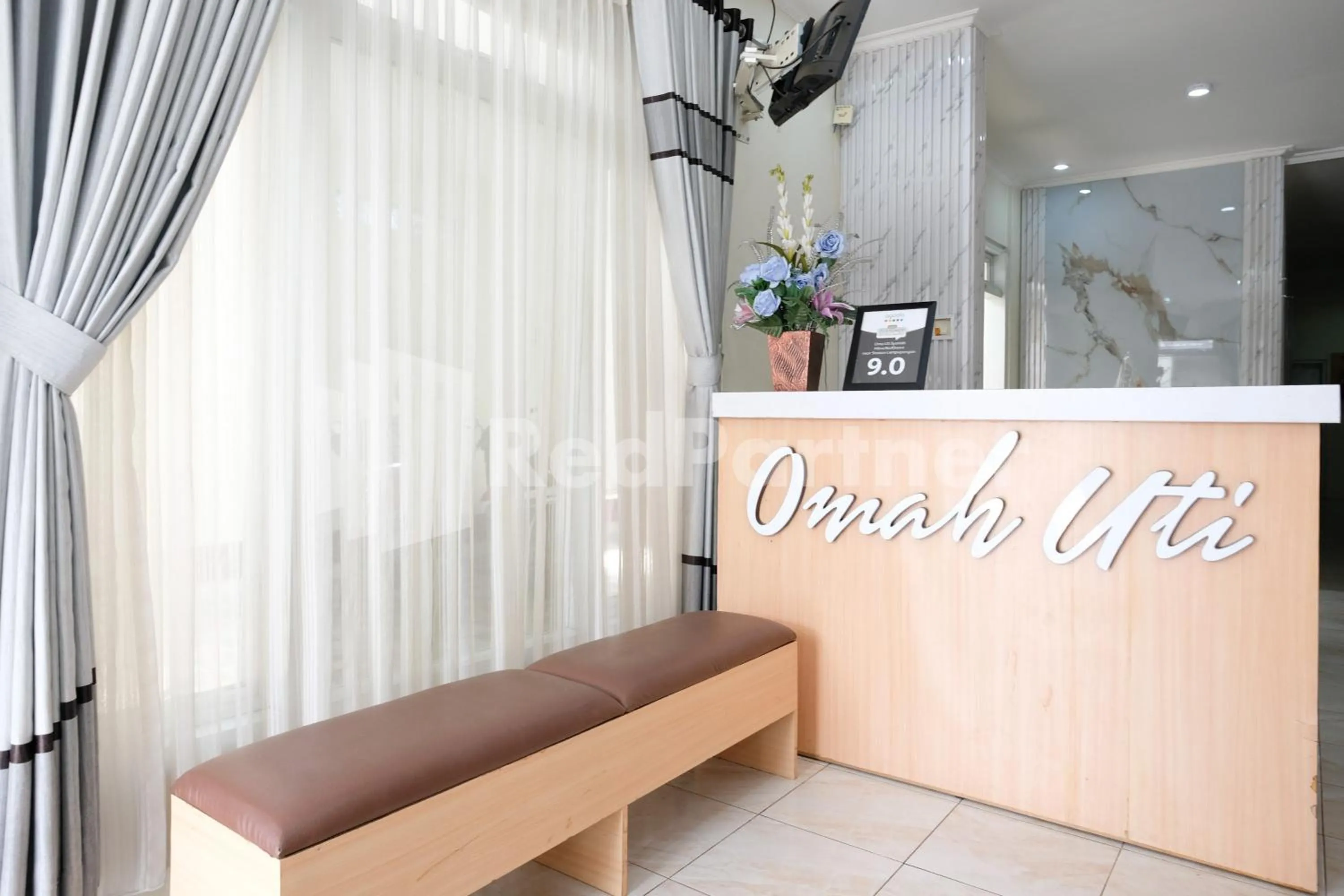 Lobby or reception in Oma Uti Syariah Mitra RedDoorz near Stasiun Lempuyangan