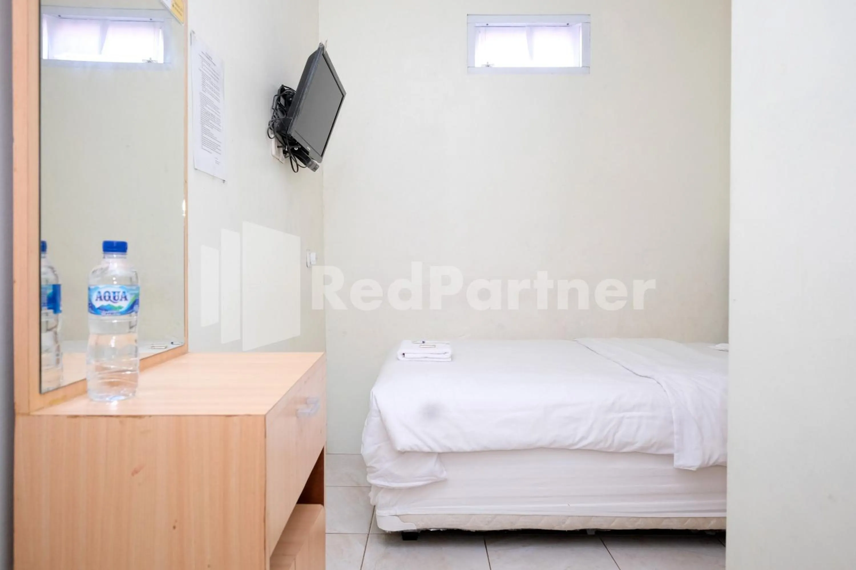 Bedroom, Bed in Oma Uti Syariah Mitra RedDoorz near Stasiun Lempuyangan
