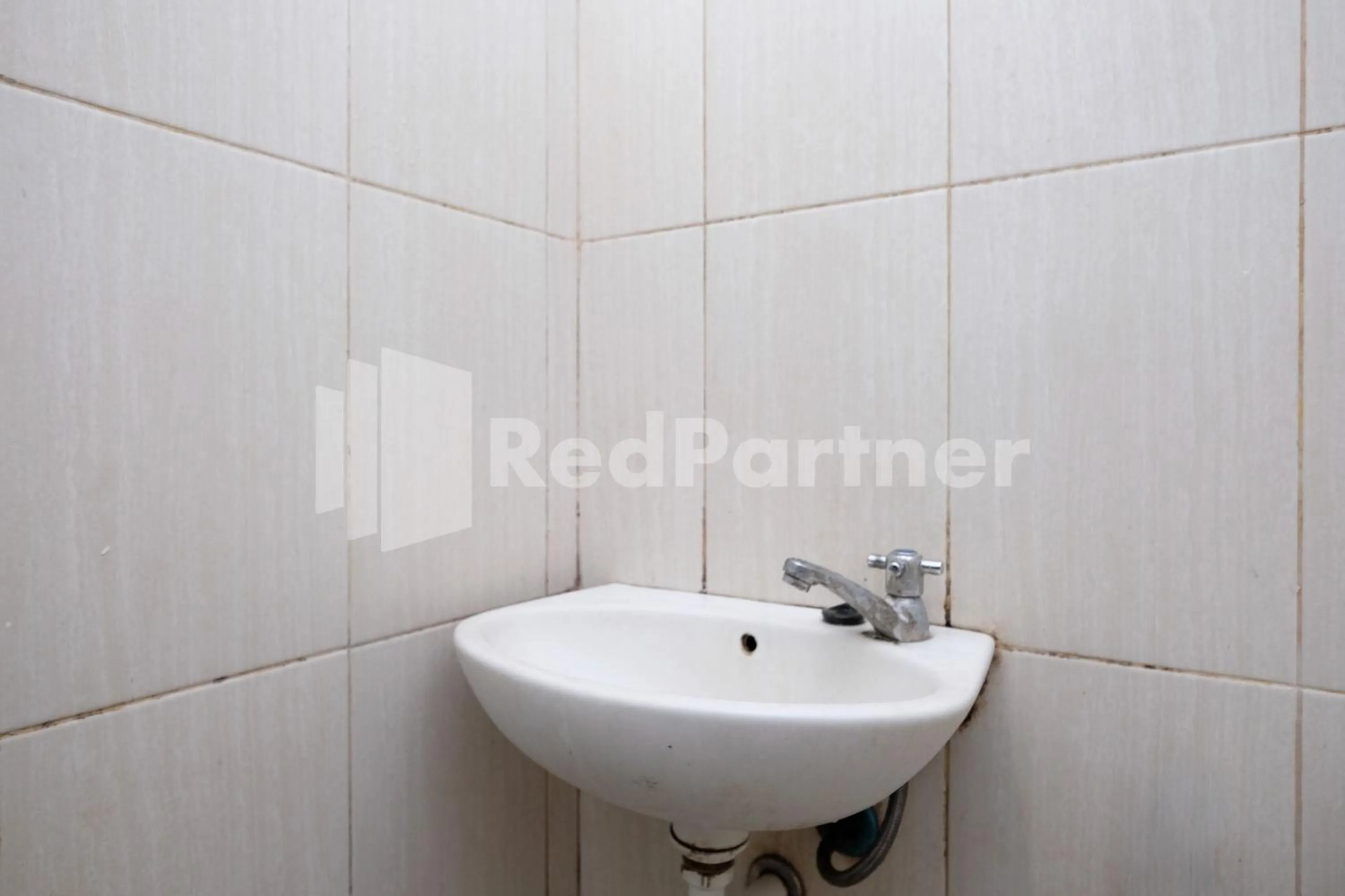 Bathroom in Oma Uti Syariah Mitra RedDoorz near Stasiun Lempuyangan
