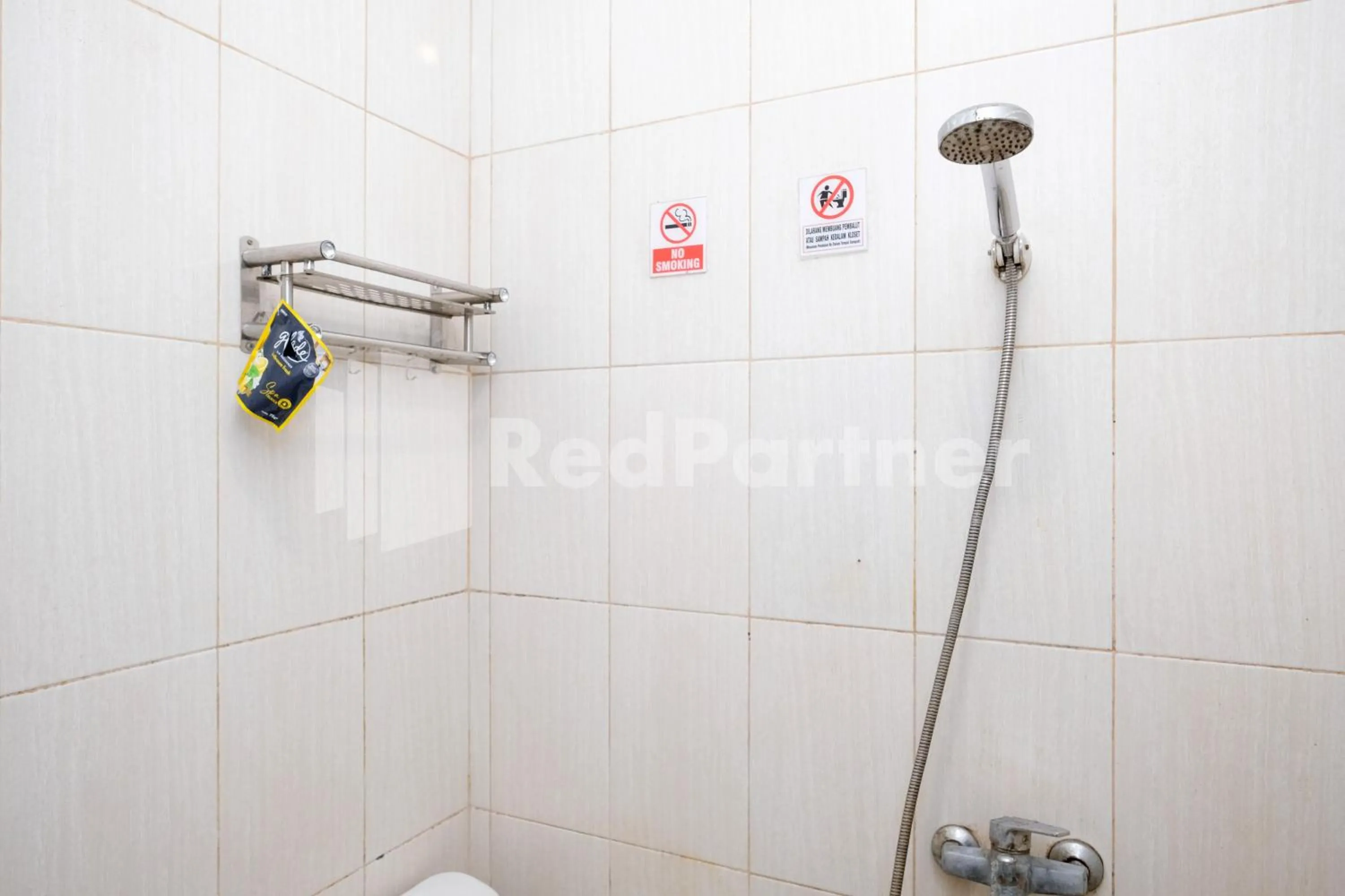 Bathroom in Oma Uti Syariah Mitra RedDoorz near Stasiun Lempuyangan