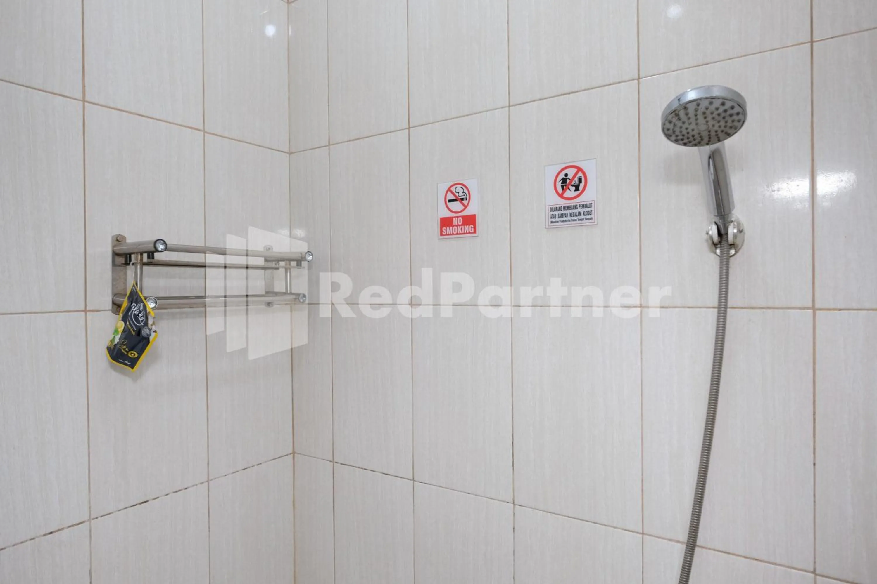 Bathroom in Oma Uti Syariah Mitra RedDoorz near Stasiun Lempuyangan