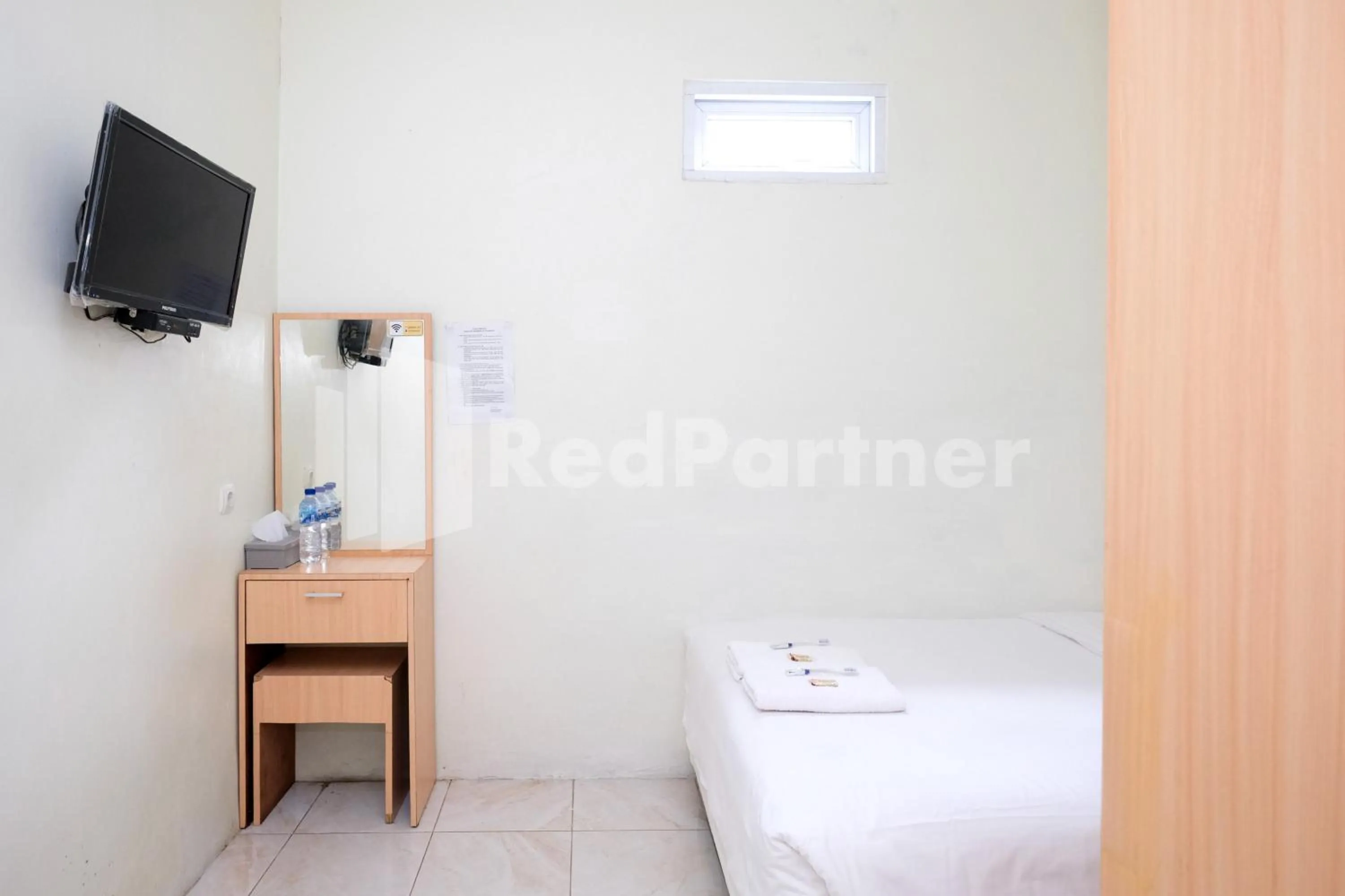 Bedroom, Bed in Oma Uti Syariah Mitra RedDoorz near Stasiun Lempuyangan