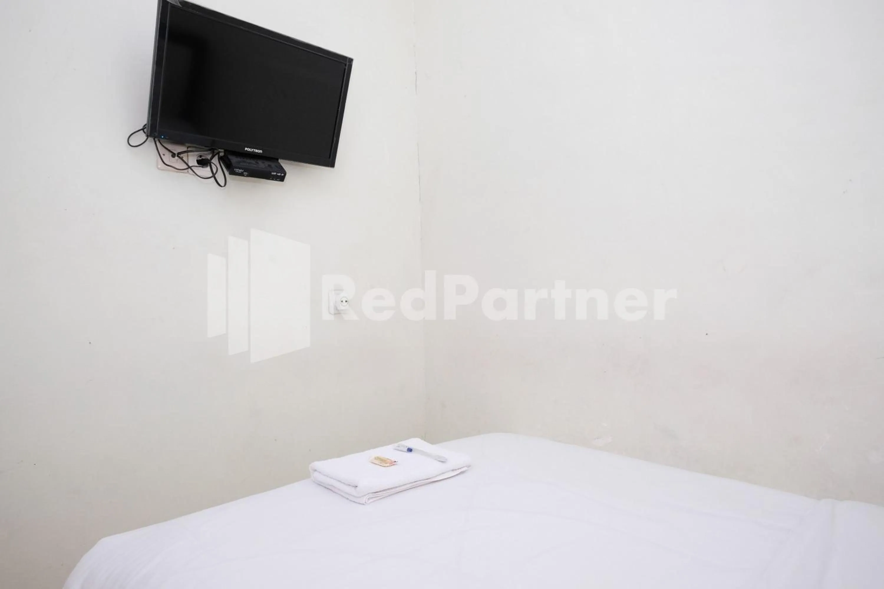Bedroom, Bed in Oma Uti Syariah Mitra RedDoorz near Stasiun Lempuyangan