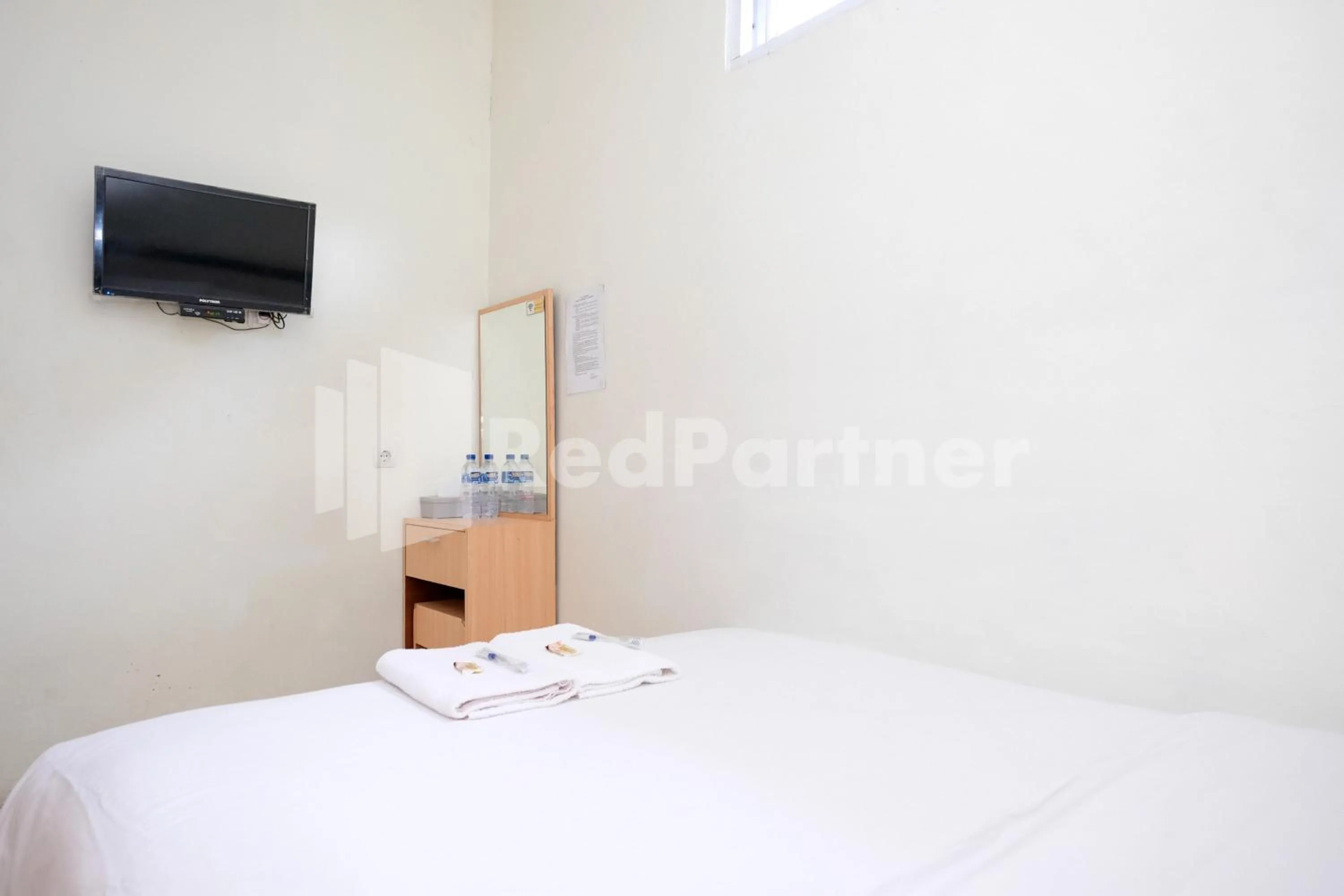 Bedroom, Bed in Oma Uti Syariah Mitra RedDoorz near Stasiun Lempuyangan
