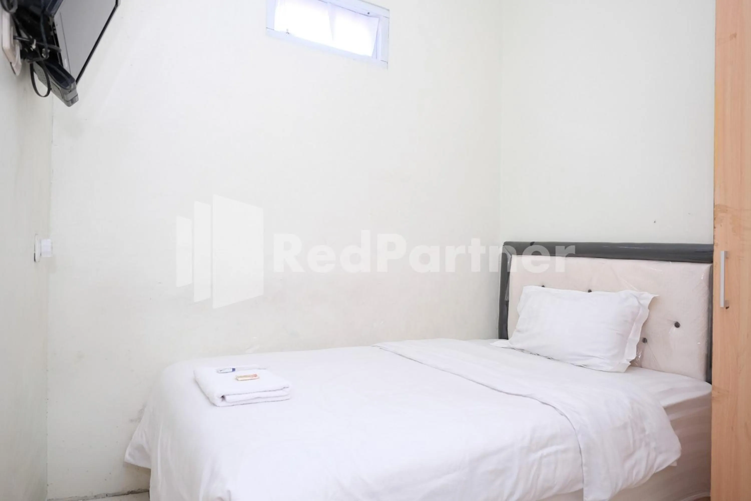 Bedroom, Bed in Oma Uti Syariah Mitra RedDoorz near Stasiun Lempuyangan