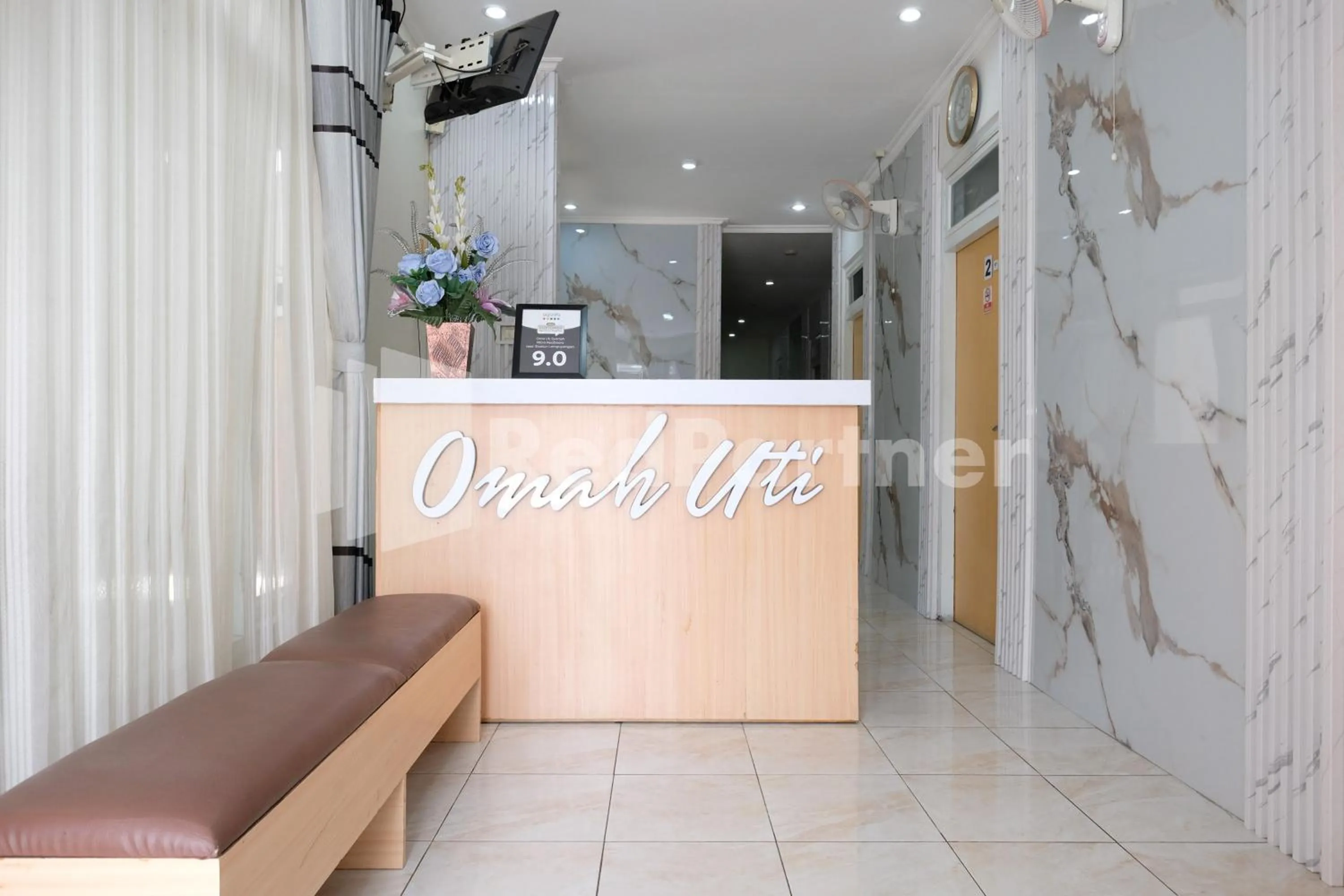 Lobby or reception in Oma Uti Syariah Mitra RedDoorz near Stasiun Lempuyangan