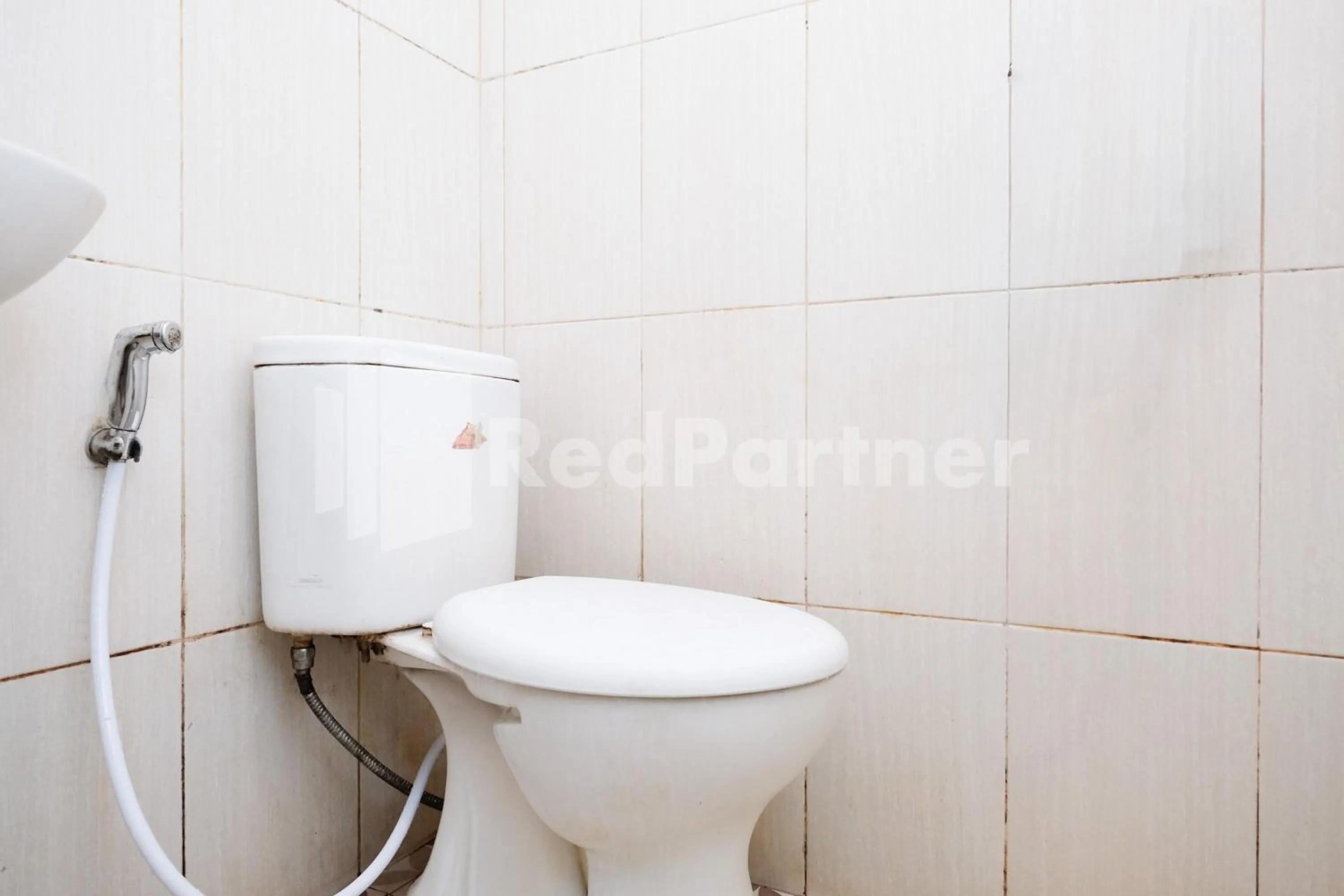 Bathroom in Oma Uti Syariah Mitra RedDoorz near Stasiun Lempuyangan