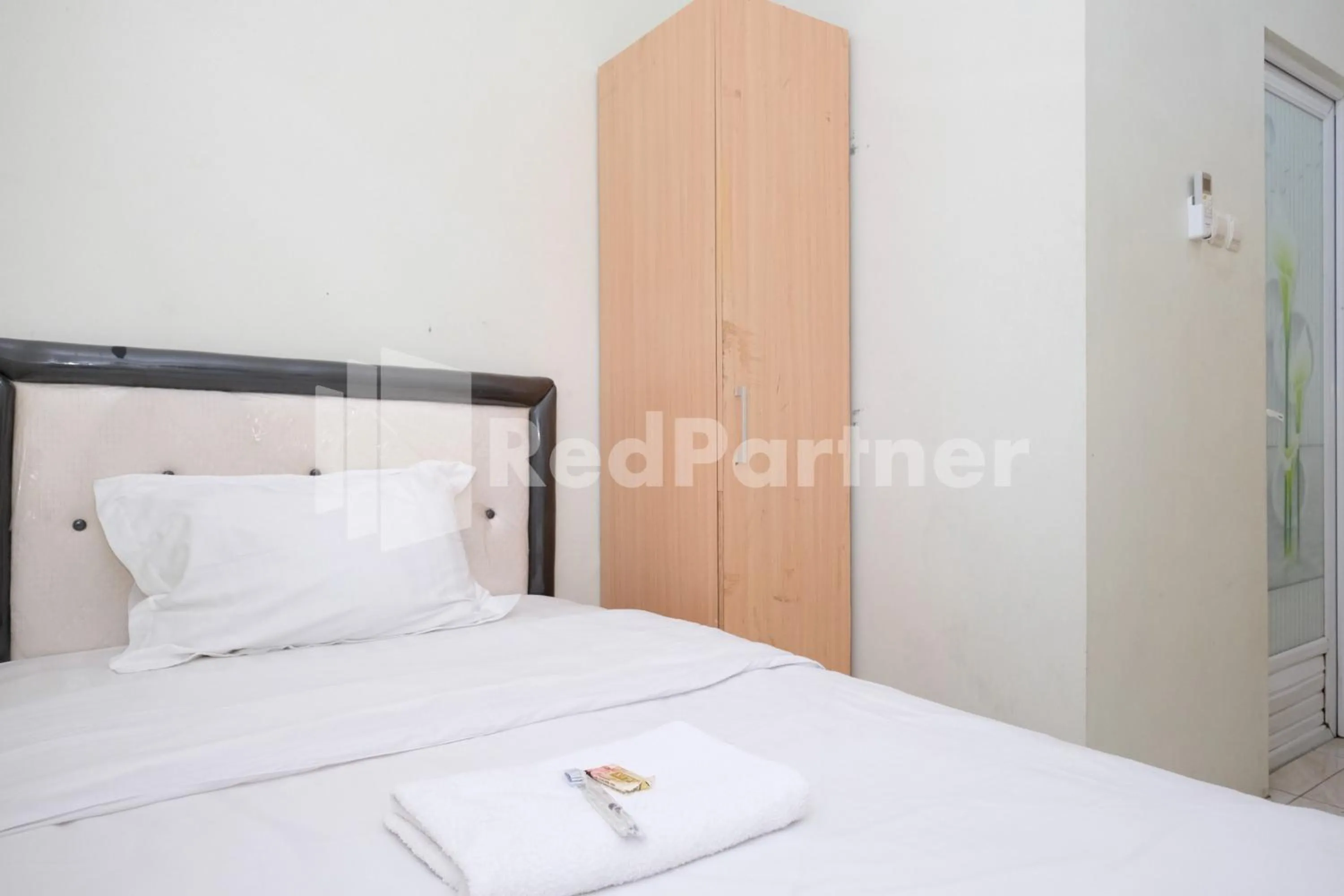 Bedroom, Bed in Oma Uti Syariah Mitra RedDoorz near Stasiun Lempuyangan