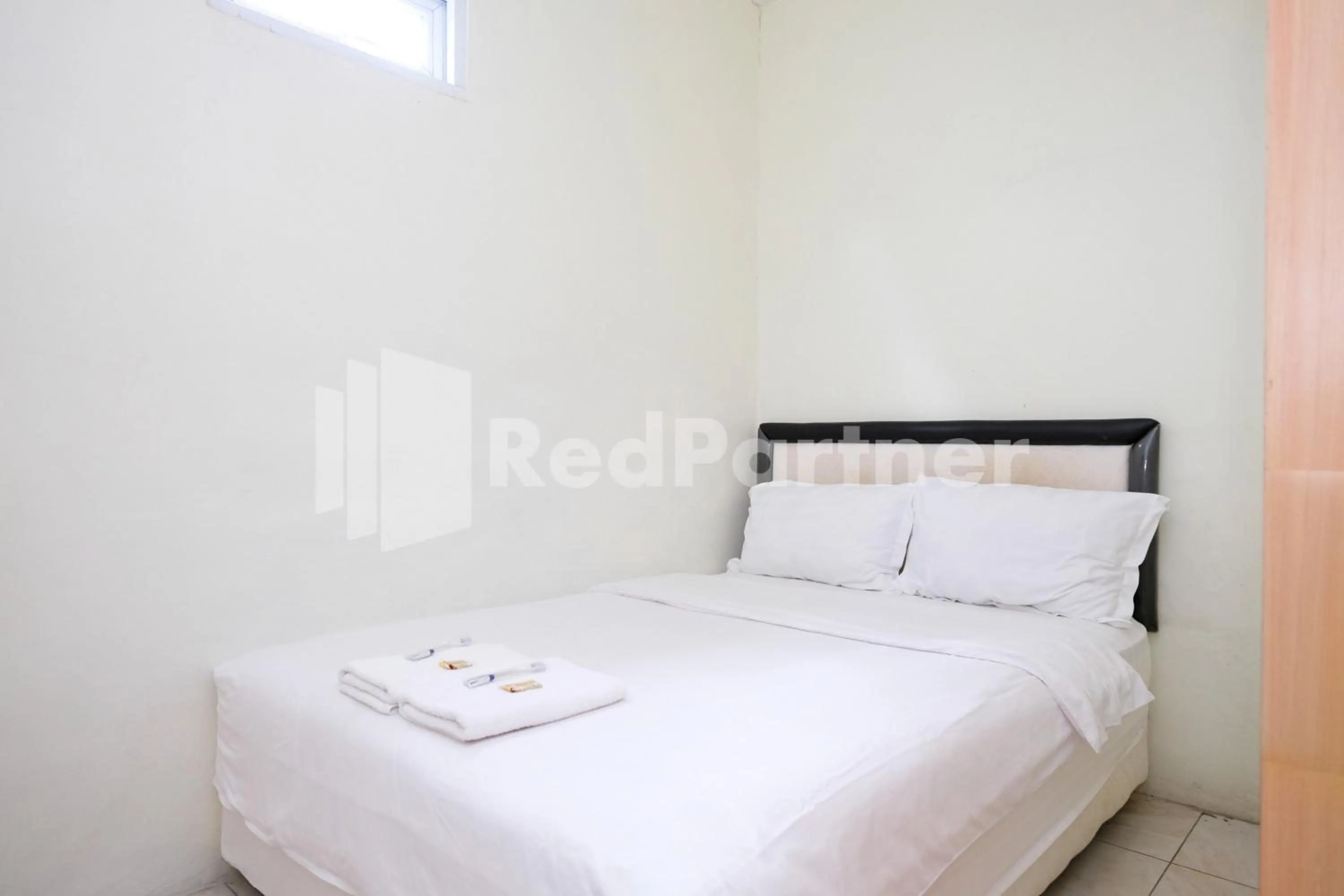Bedroom, Bed in Oma Uti Syariah Mitra RedDoorz near Stasiun Lempuyangan