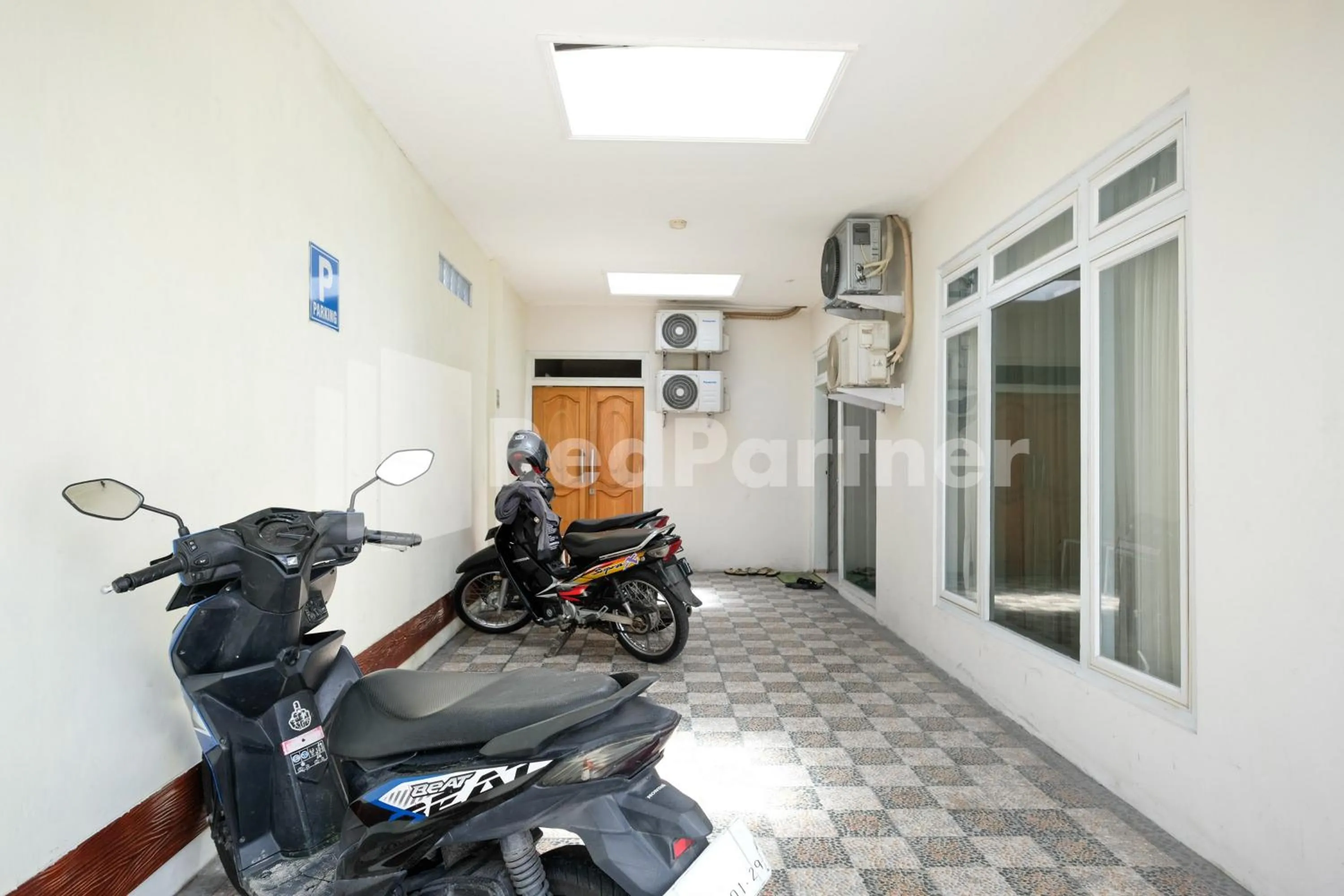 Parking in Oma Uti Syariah Mitra RedDoorz near Stasiun Lempuyangan