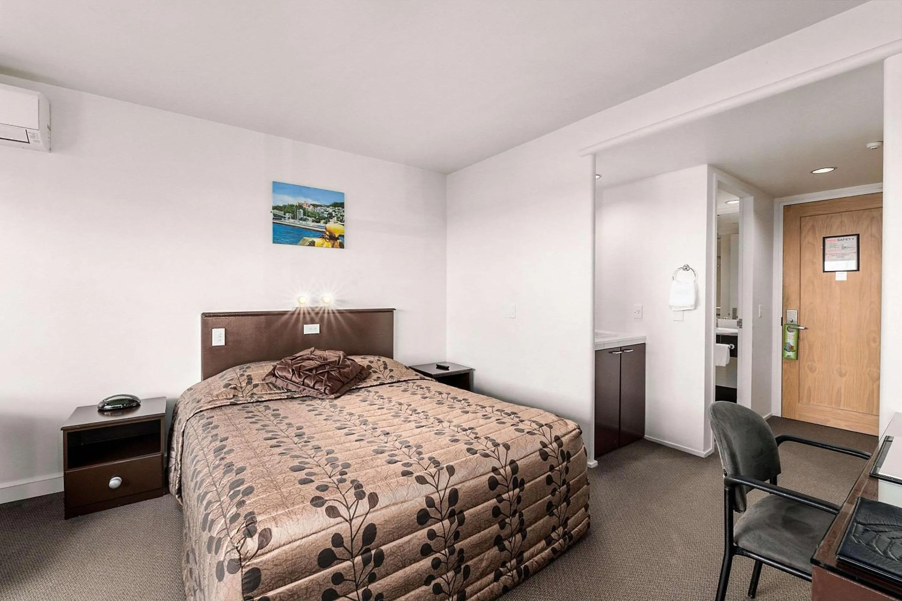 Photo of the whole room, Bed in The Angus Hotel