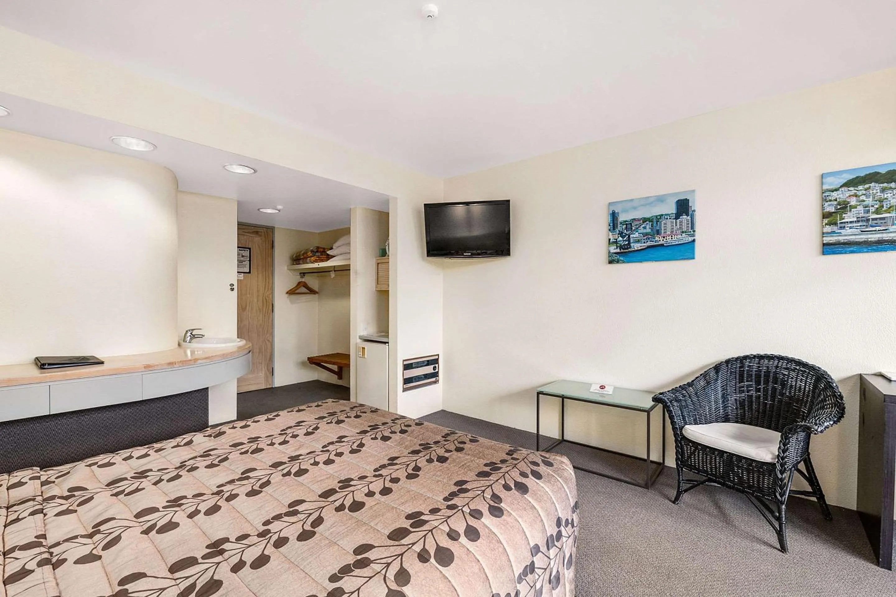 Photo of the whole room, Bed in The Angus Hotel