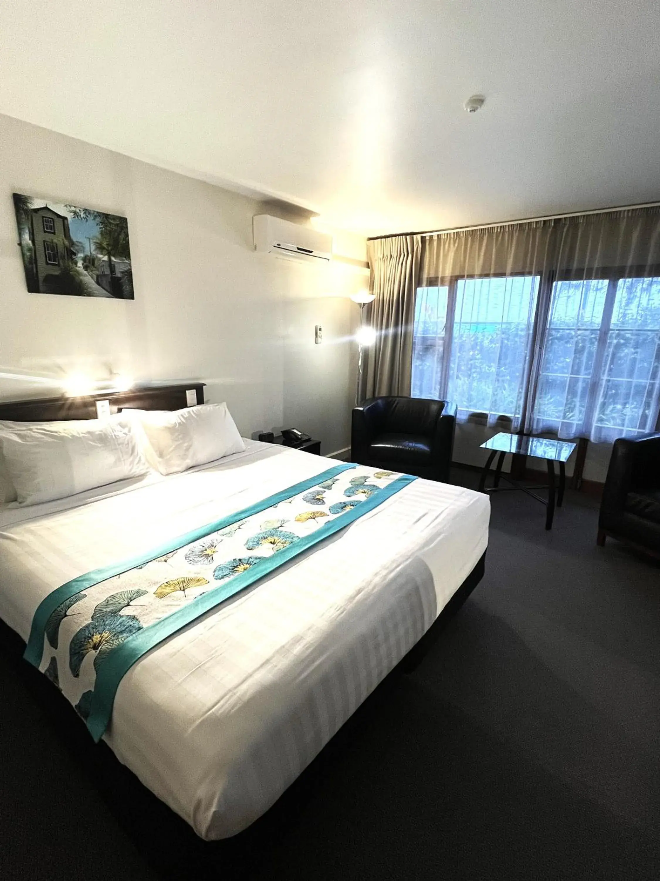 Deluxe King Room - Accessible in The Angus Hotel Deluxe King Room - Accessible in The Angus Hotel