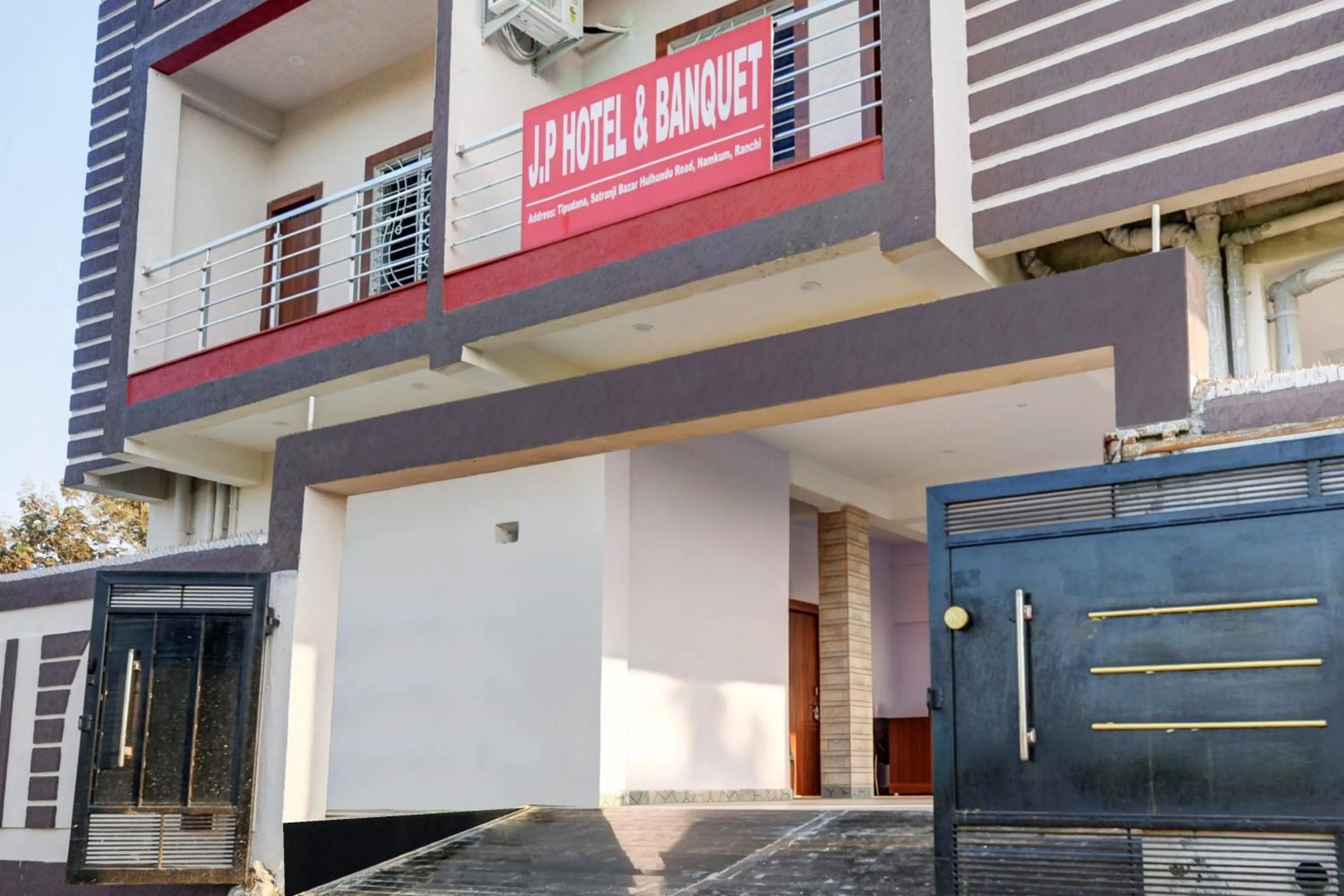 Facade/entrance in Hotel O by OYO JP Banquet