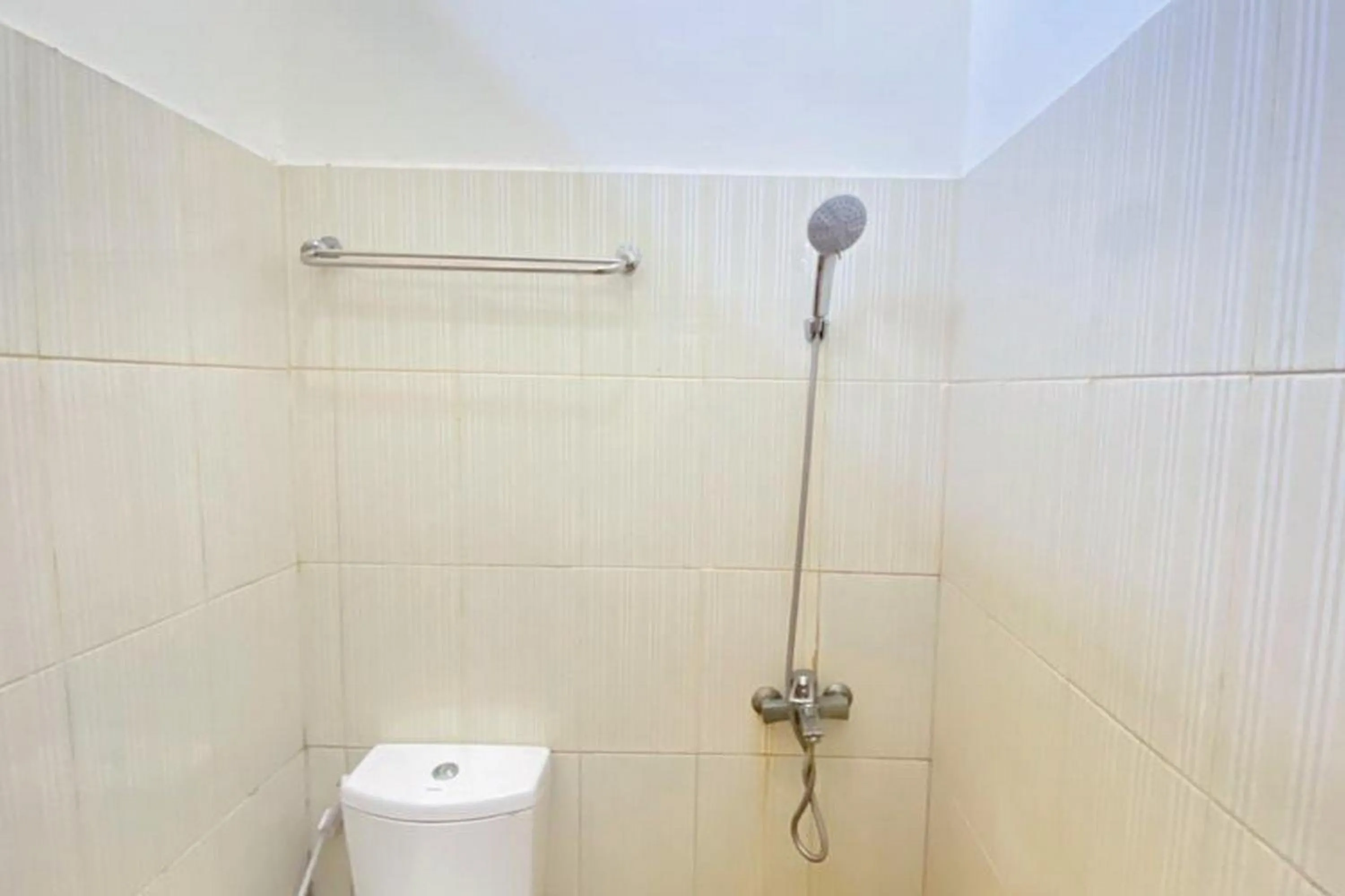 Bathroom in RedDoorz Syariah @ Jalan Jendral Sudirman Pekanbaru