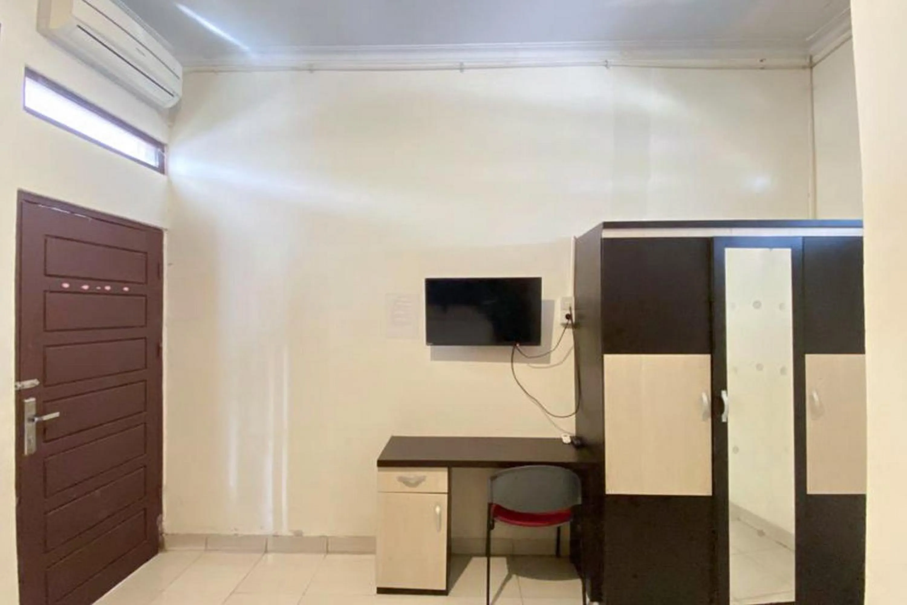 TV and multimedia in RedDoorz Syariah @ Jalan Jendral Sudirman Pekanbaru