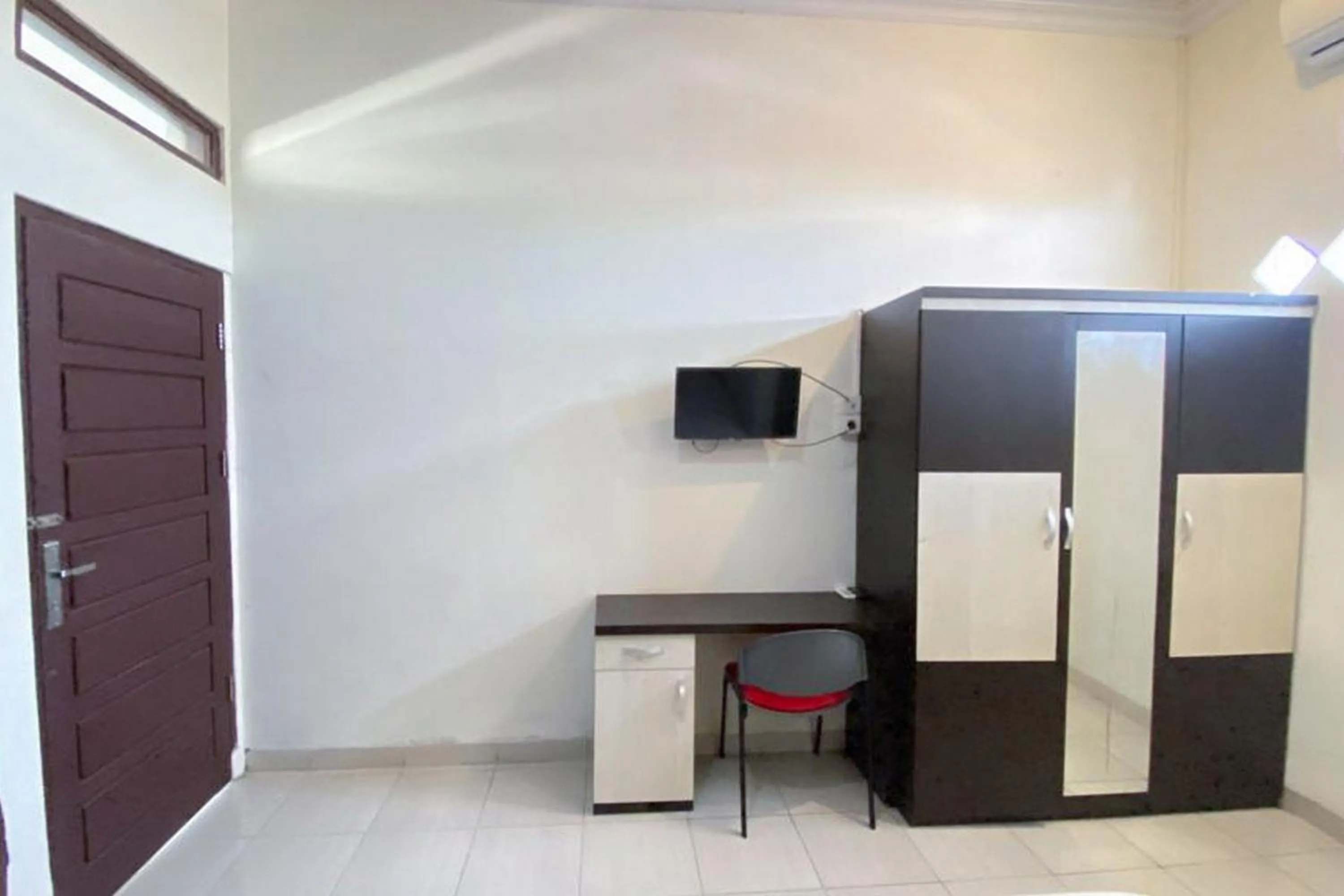 TV and multimedia in RedDoorz Syariah @ Jalan Jendral Sudirman Pekanbaru