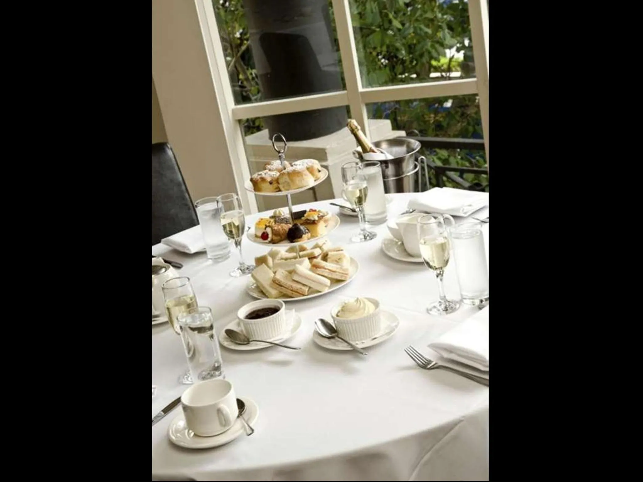 Restaurant/places to eat in Beau Monde International