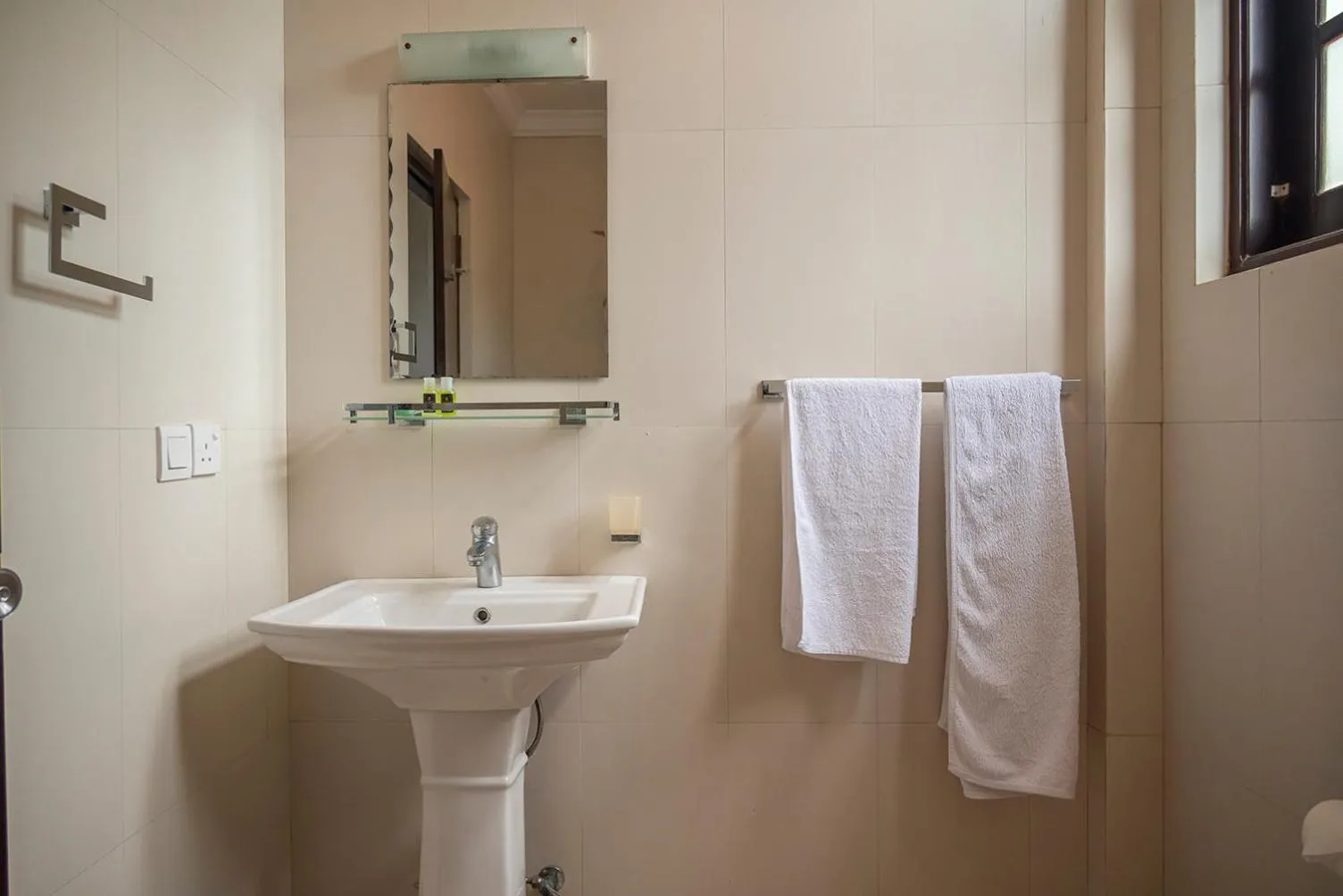 Shower in Beverly Beach Negombo