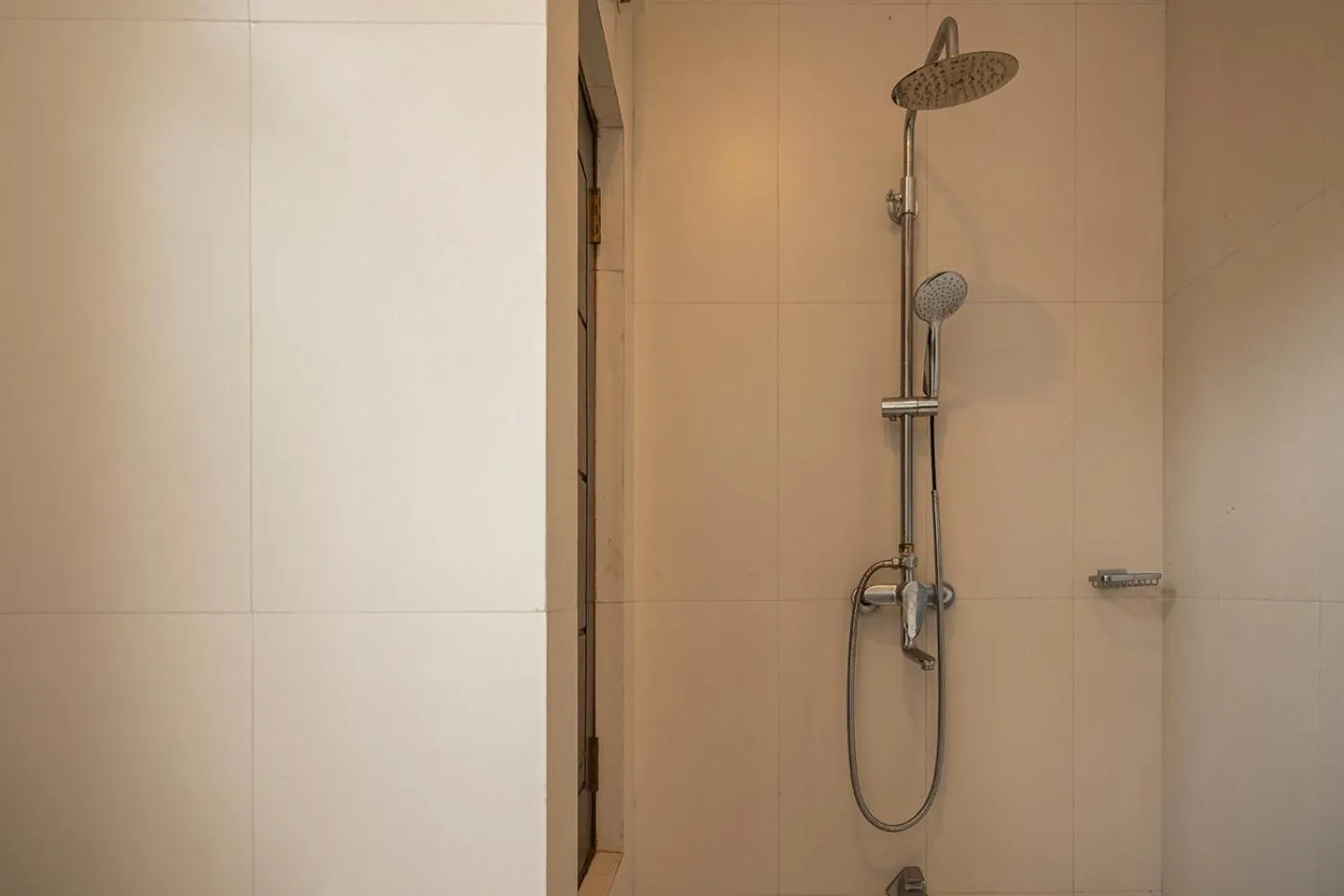 Shower in Beverly Beach Negombo