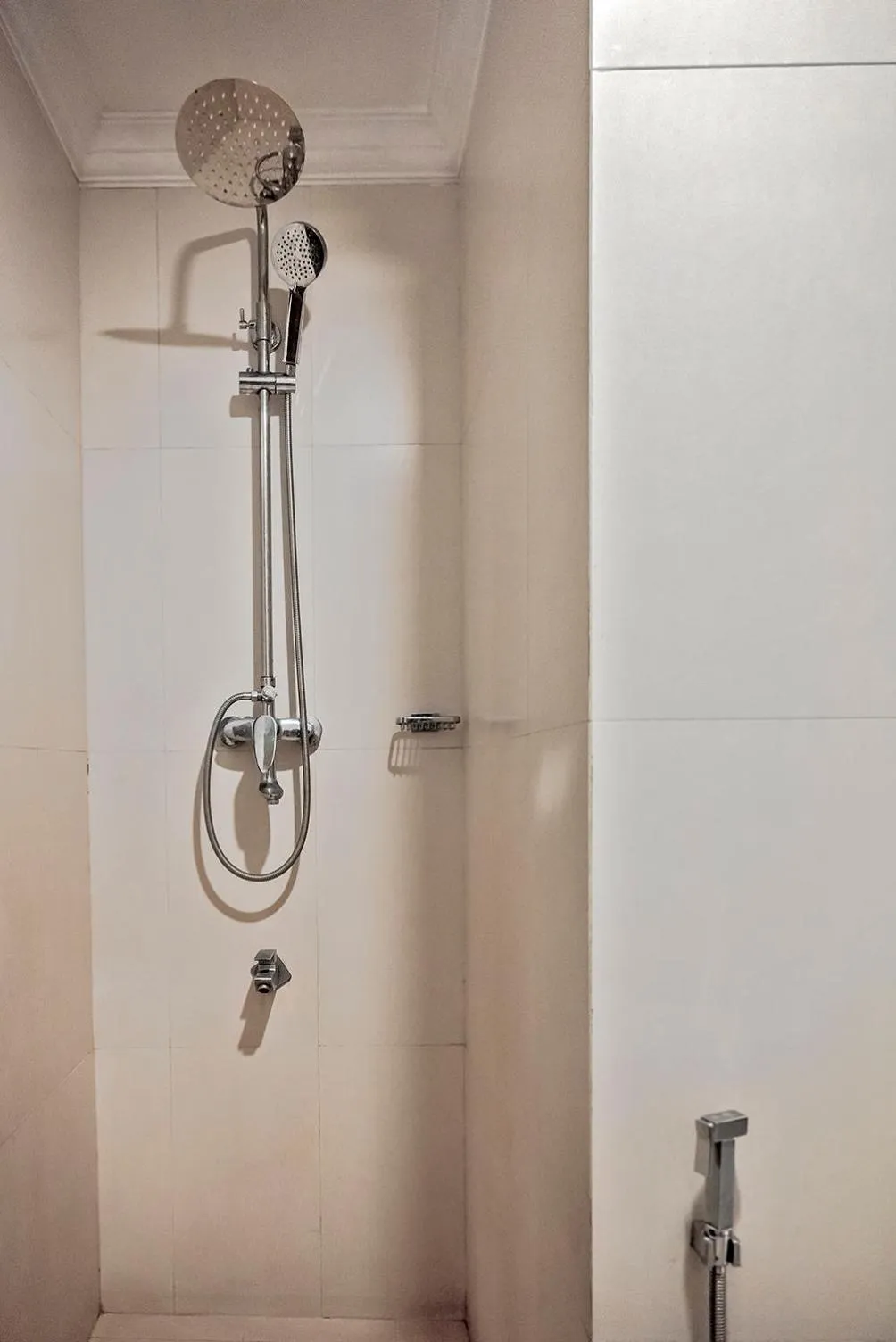 Shower in Beverly Beach Negombo