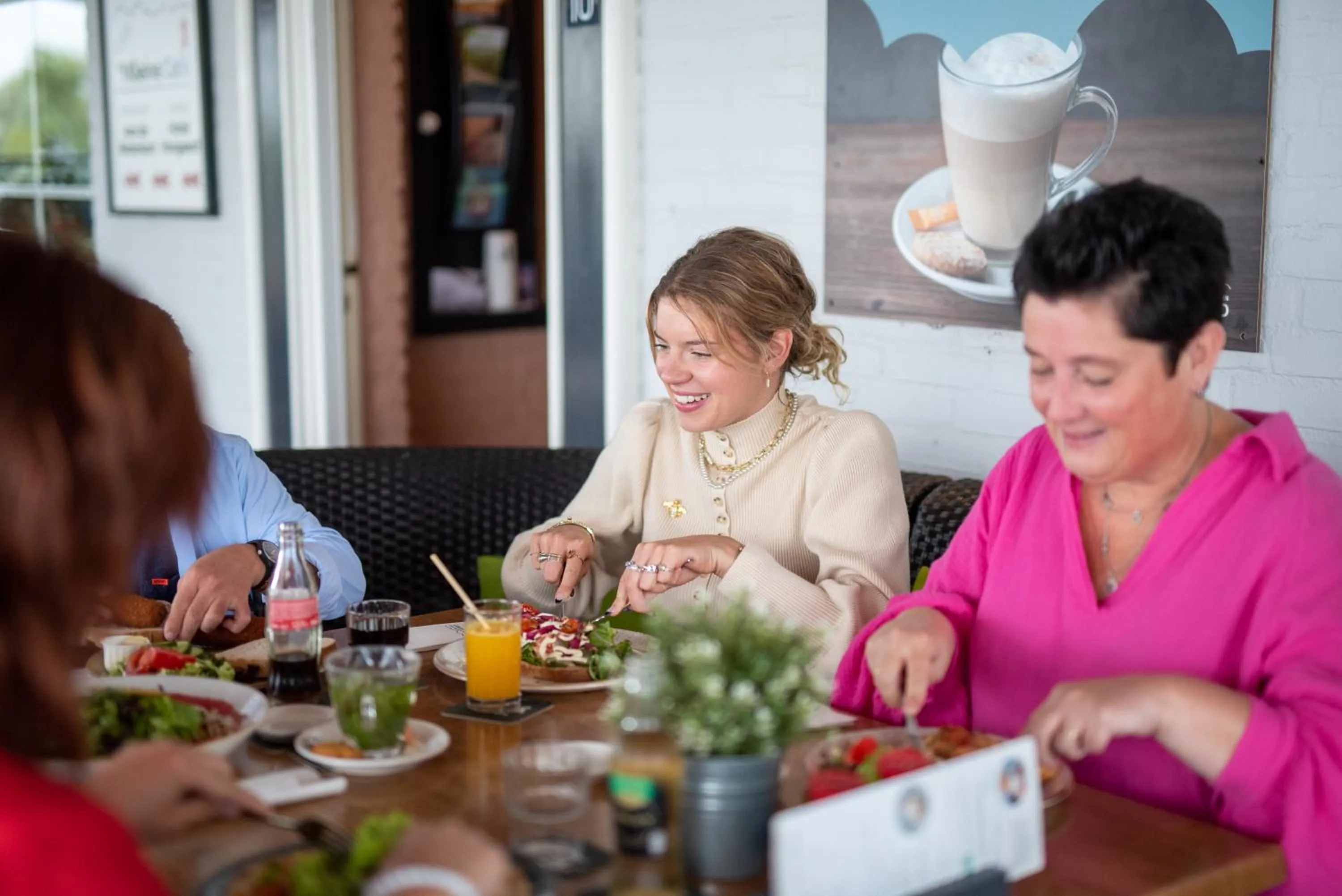 Restaurant/places to eat in Hotel Restaurant Zalen Hoogeerd